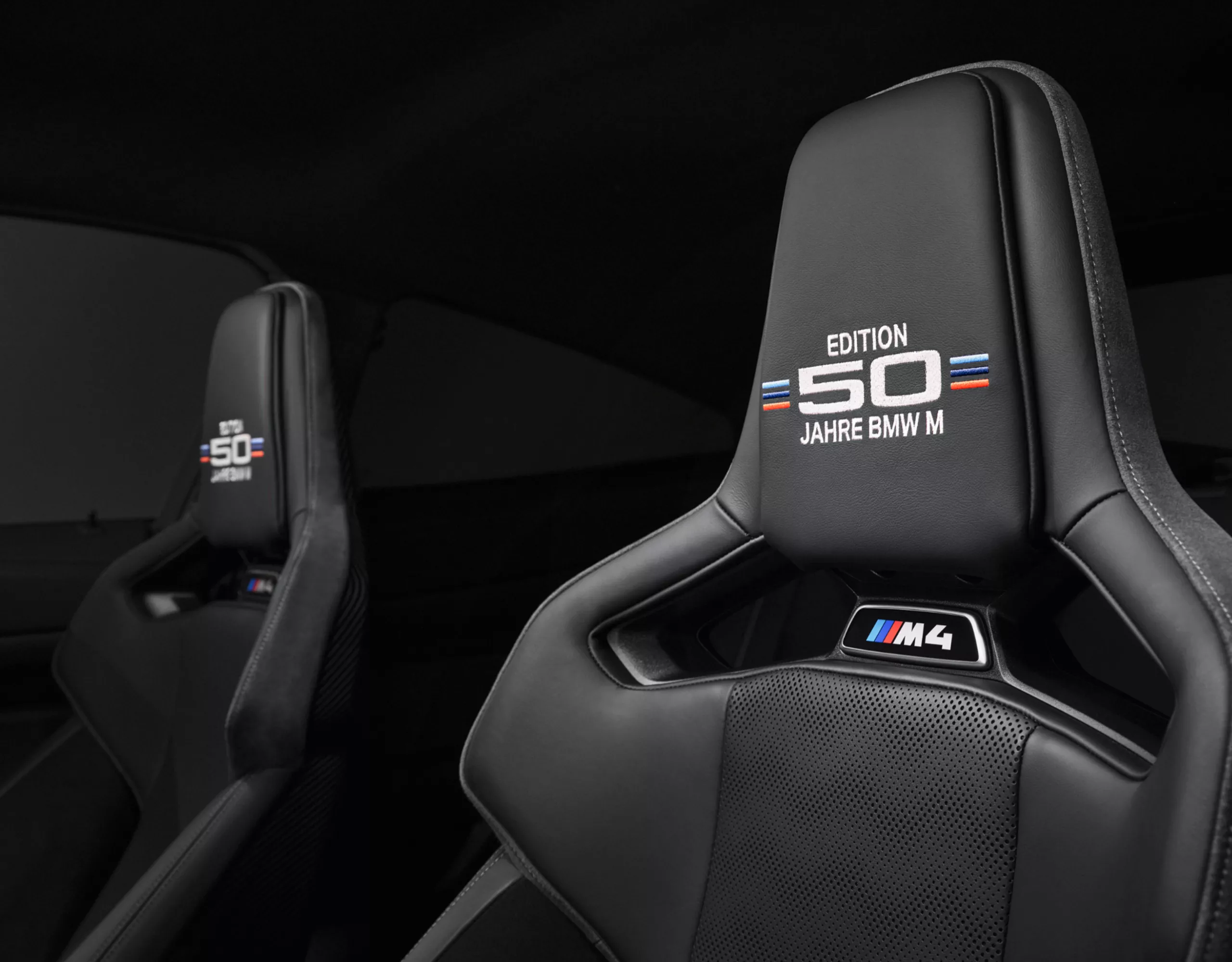 Innenraum des BMW M4 Competition Edition 50 Jahre BMW M mit Jubiläumskennzeichnung auf Kopfstützen