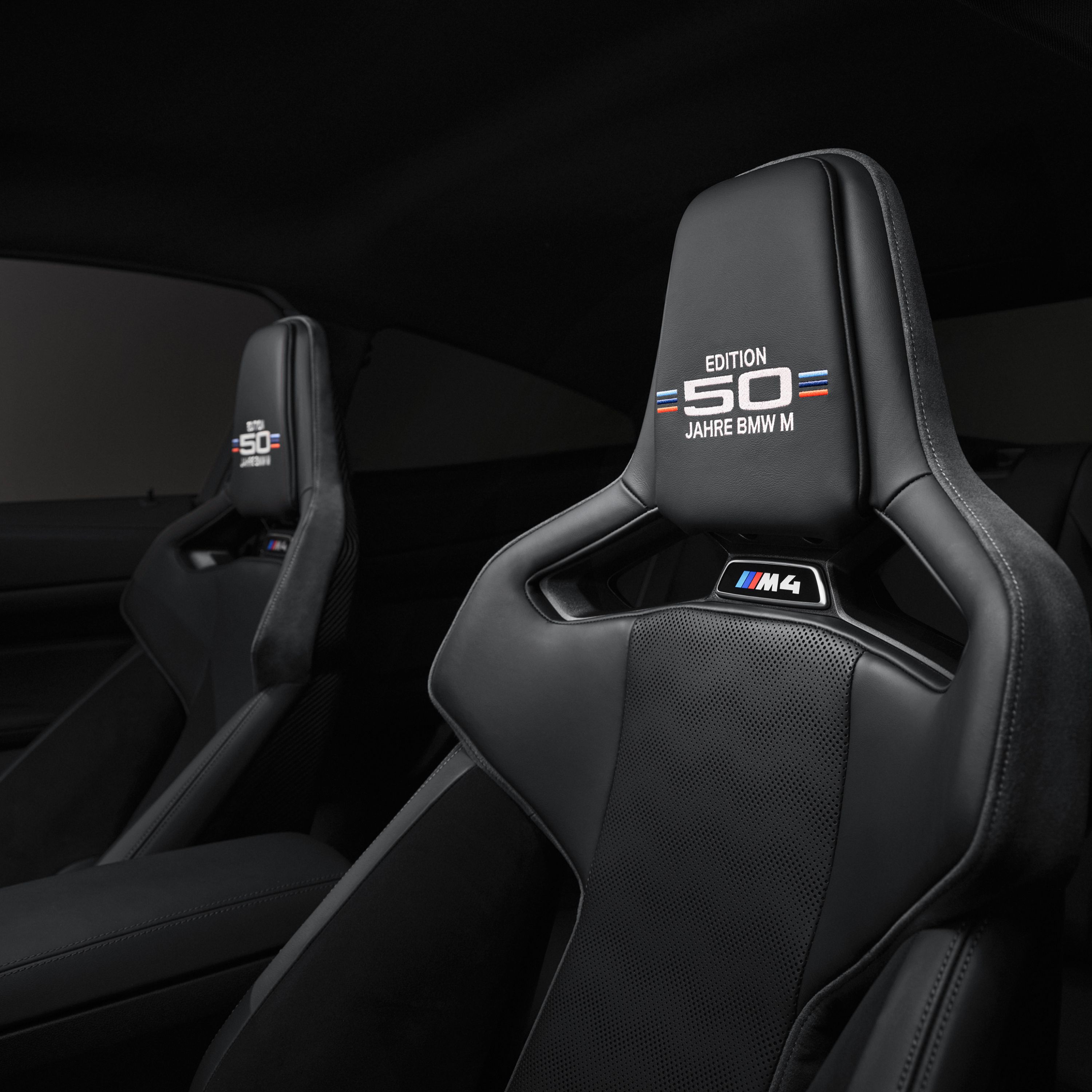 Innenraum des BMW M4 Competition Edition 50 Jahre BMW M mit Jubiläumskennzeichnung auf Kopfstützen