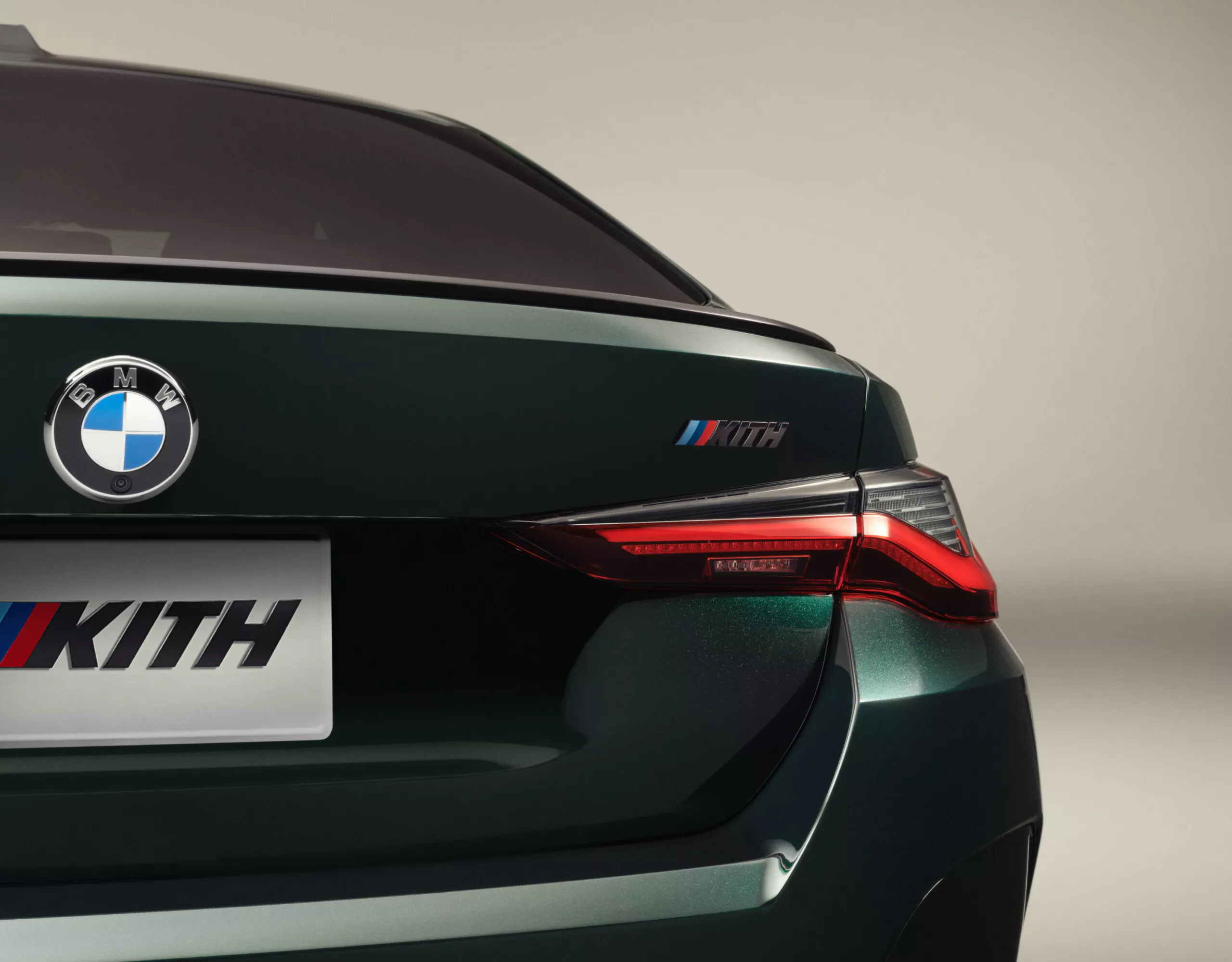 Heckansicht des BMW i4 M50 KITH