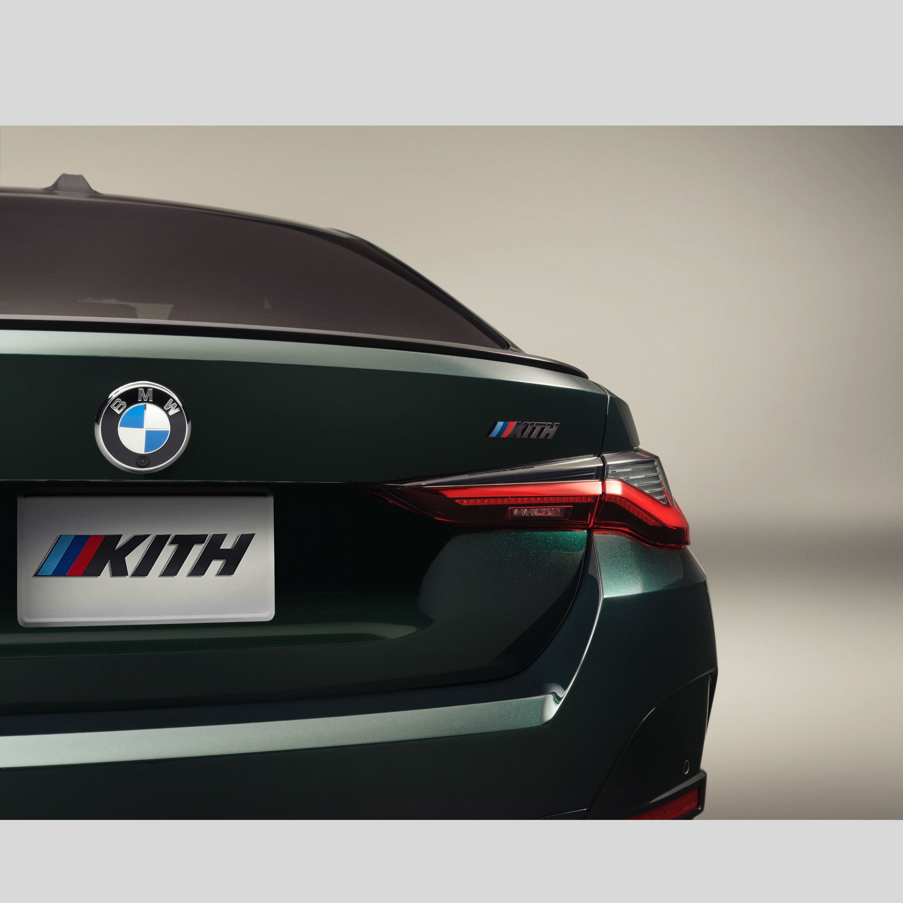 Heckansicht des BMW i4 M50 KITH