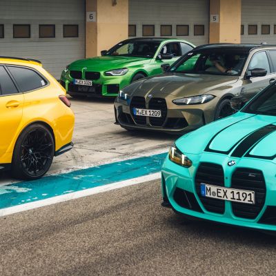 BMW M3 en BMW Individual Mexico Blue, BMW M4 Competition Coupé en BMW Individual Mint Green et BMW M4 Competition Cabrio en BMW Individual Imolarot