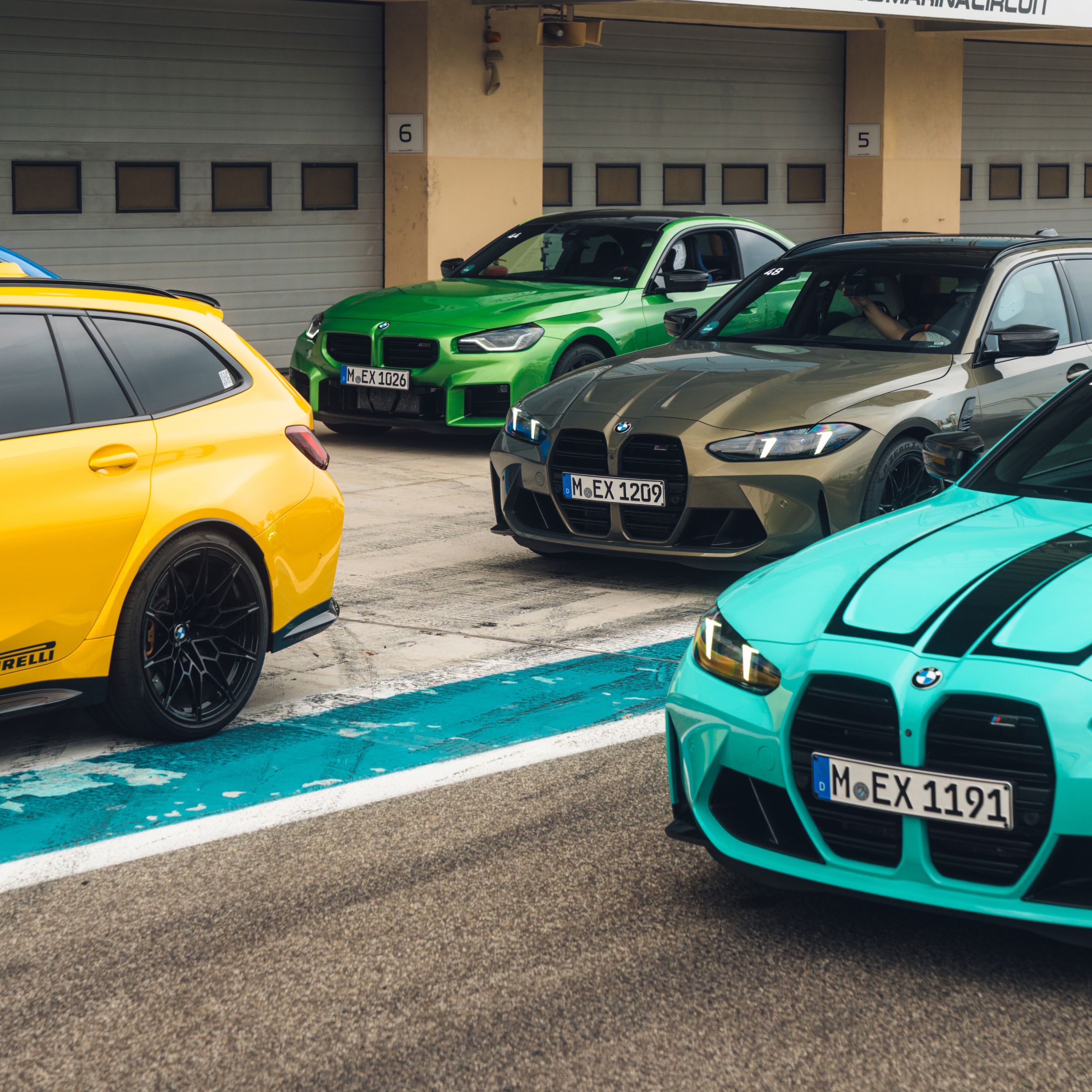 BMW M3 in BMW Individual Mexico Blue, BMW M4 Competition Coupé in BMW Individual Mint Green und BMW M4 Competition Cabrio in BMW Individual Imolarot