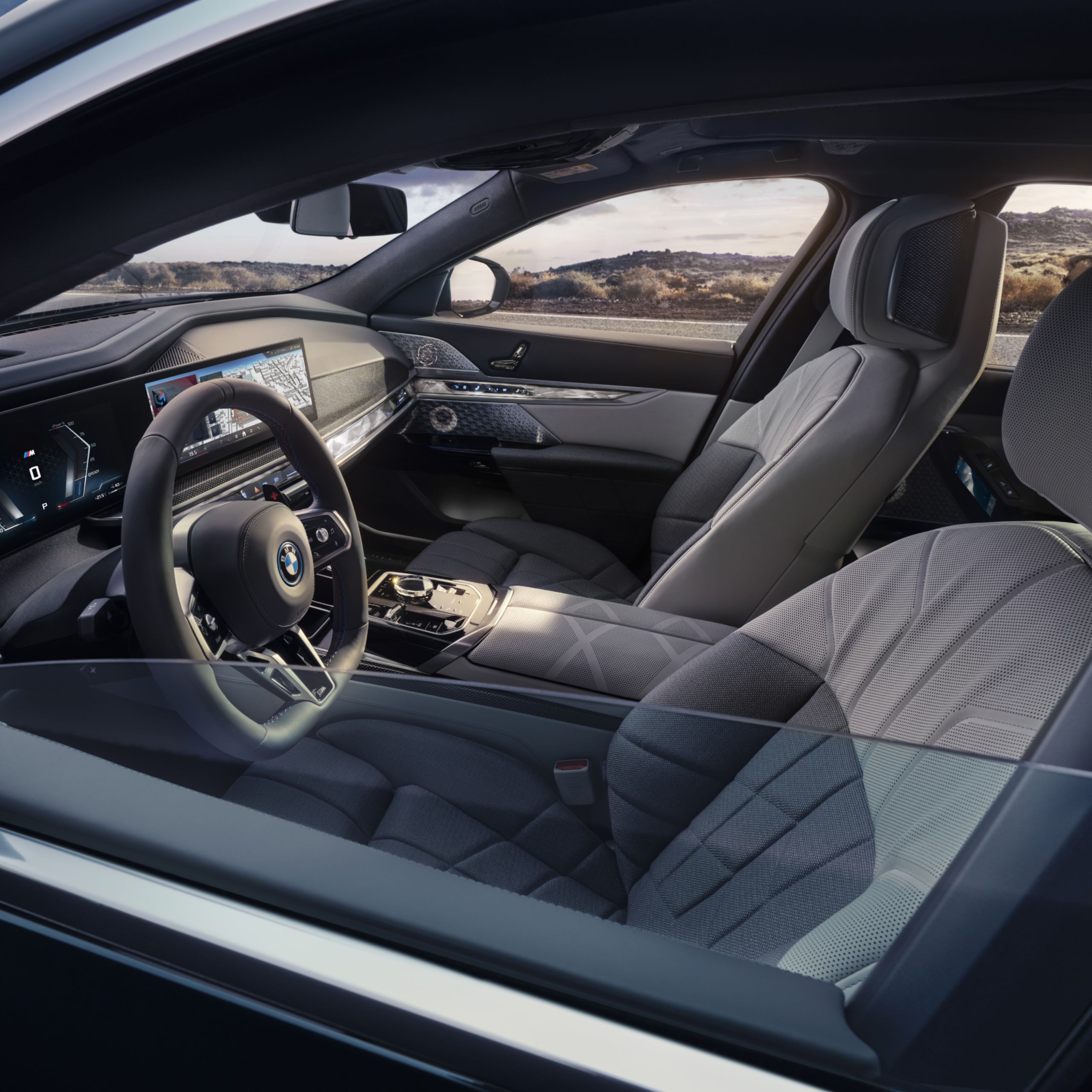 Voertuiginterieur van een BMW 7 in BMW Individual leder 'Merino'/wol-kasjmiercombinatie met exclusieve details in Rauchweiß/Hellgrau