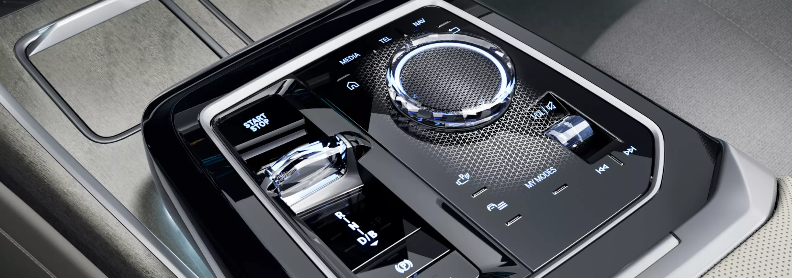 Innenraum eines BMW 4 mit BMW Individual Interieurleiste in Aluminiumgewebe hochglänzend