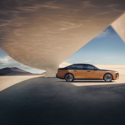 BMW 7 in BMW Individual Liquid Copper with BMW Individual two-tone Black Sapphire metallic paintwork drives into shot