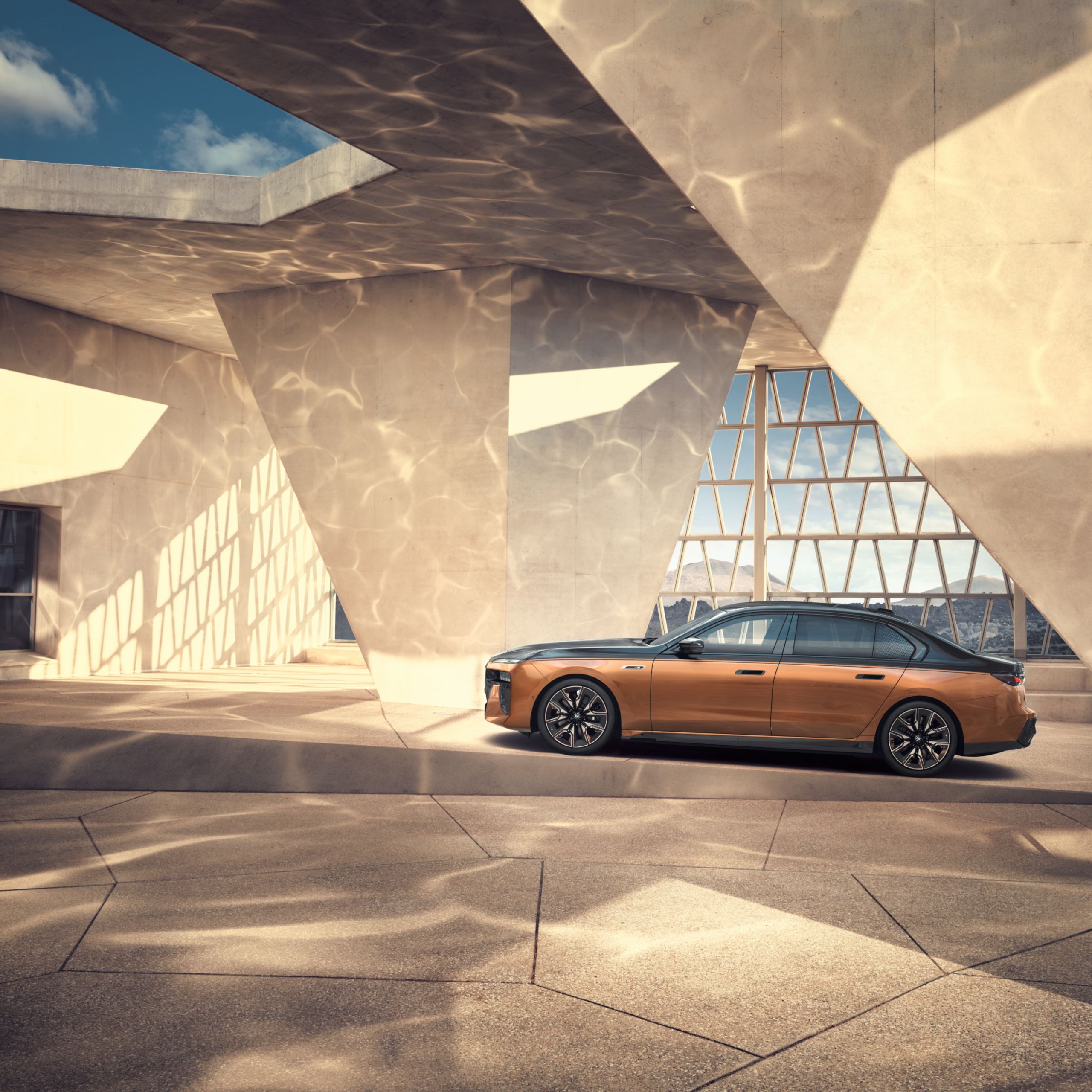 BMW 7 in BMW Individual Liquid Copper met BMW Individual tweekleurige lak Black Sapphire metallic rijdt in beeld