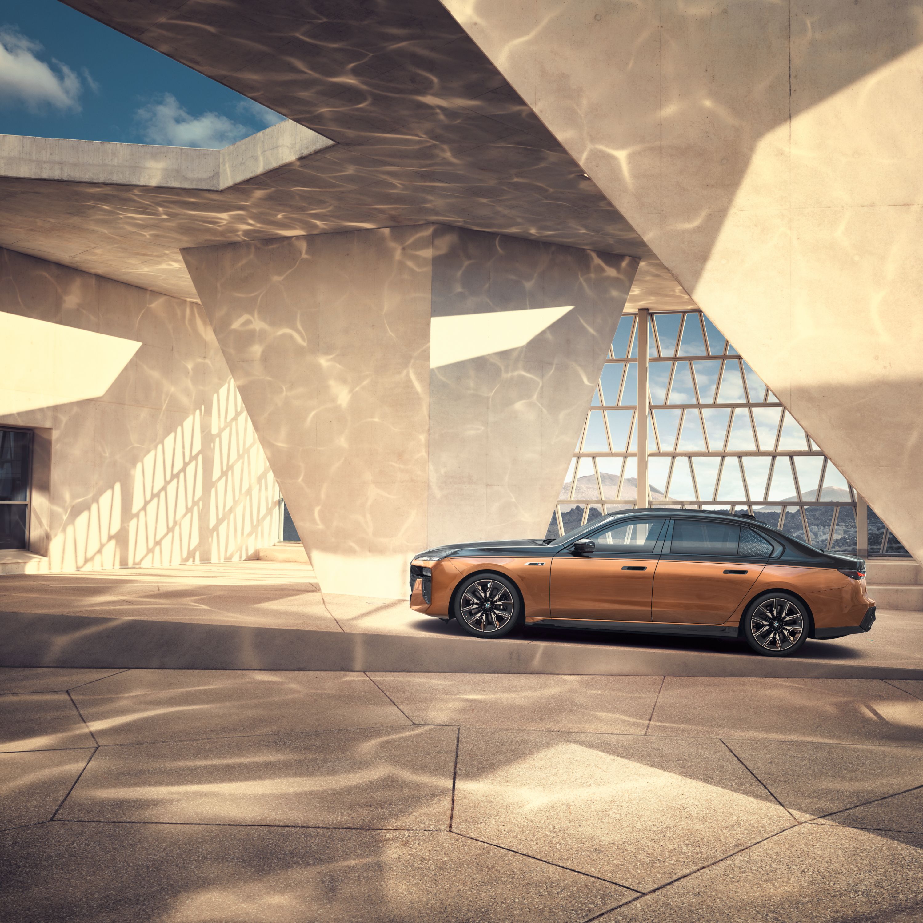 BMW 7 in BMW Individual Liquid Copper mit BMW Individual Two-Tone Lackierung Saphirschwarz metallic fährt ins Bild