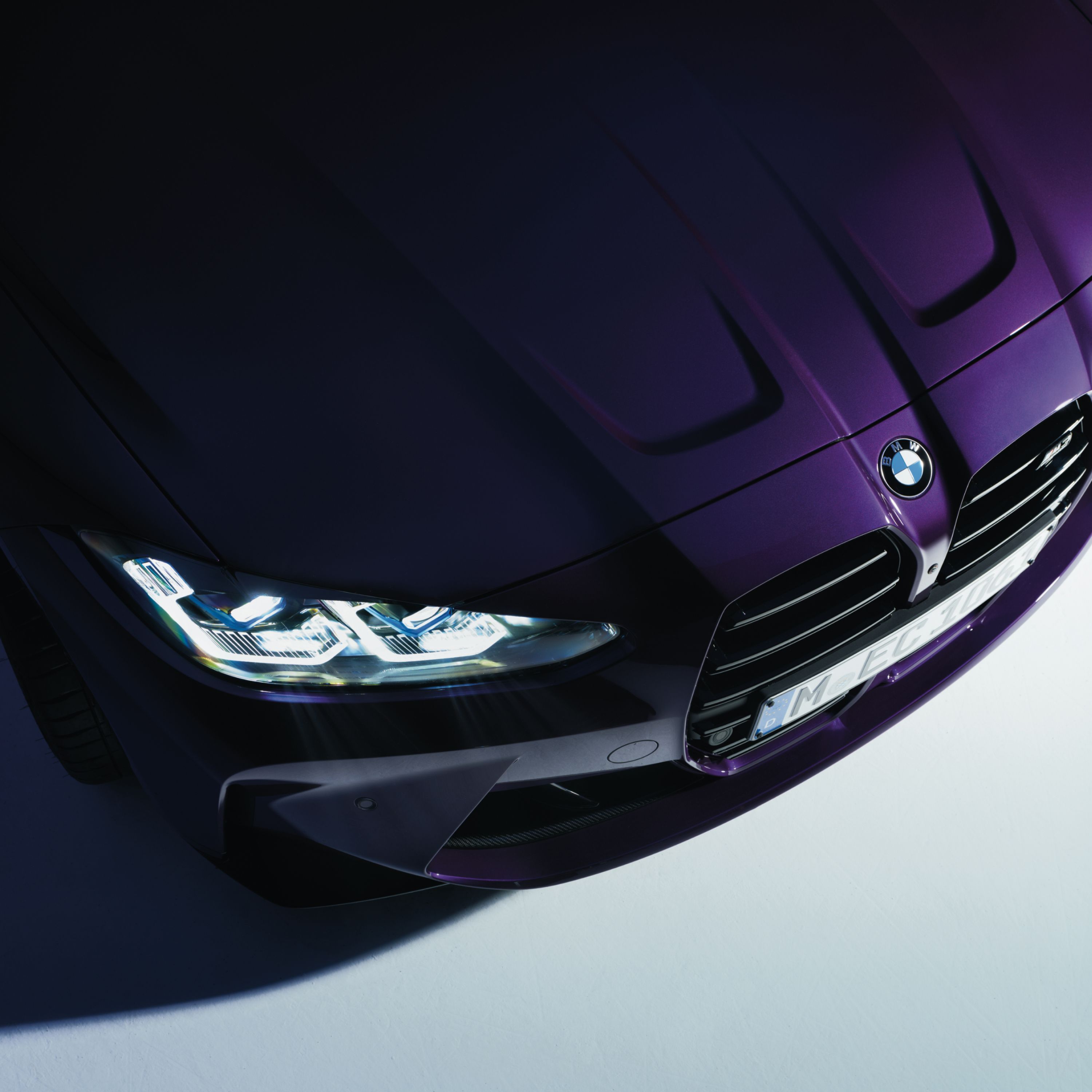 BMW M3 Competition ist in BMW Individual Twilight Purple dargestellt