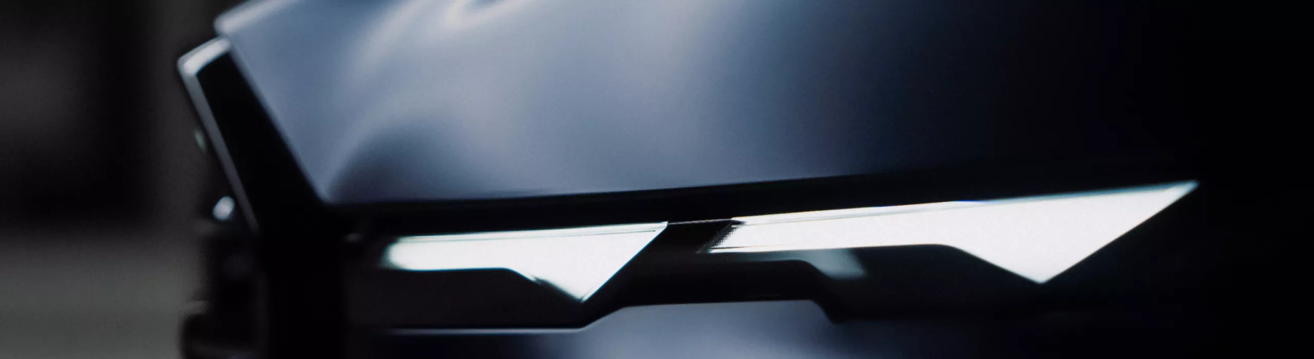Frontausschnitt mit Scheinwerfer eines BMW XM Label in BMW Individual Mattlackierung