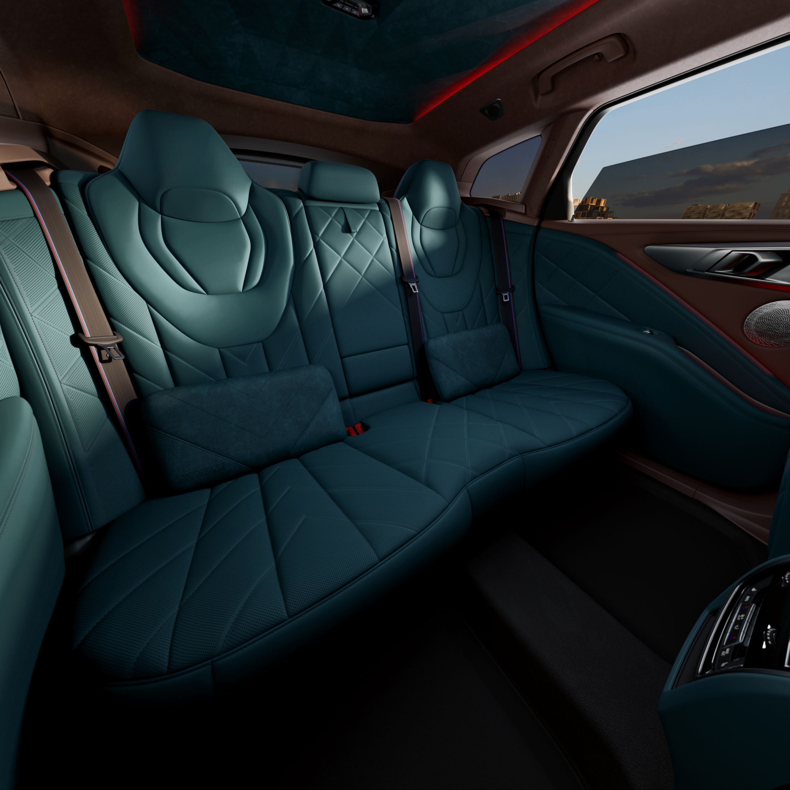Achterkant van de BMW XM Label Red in BMW Individual lederuitrusting Merino met exclusieve details in Deep Lagoon