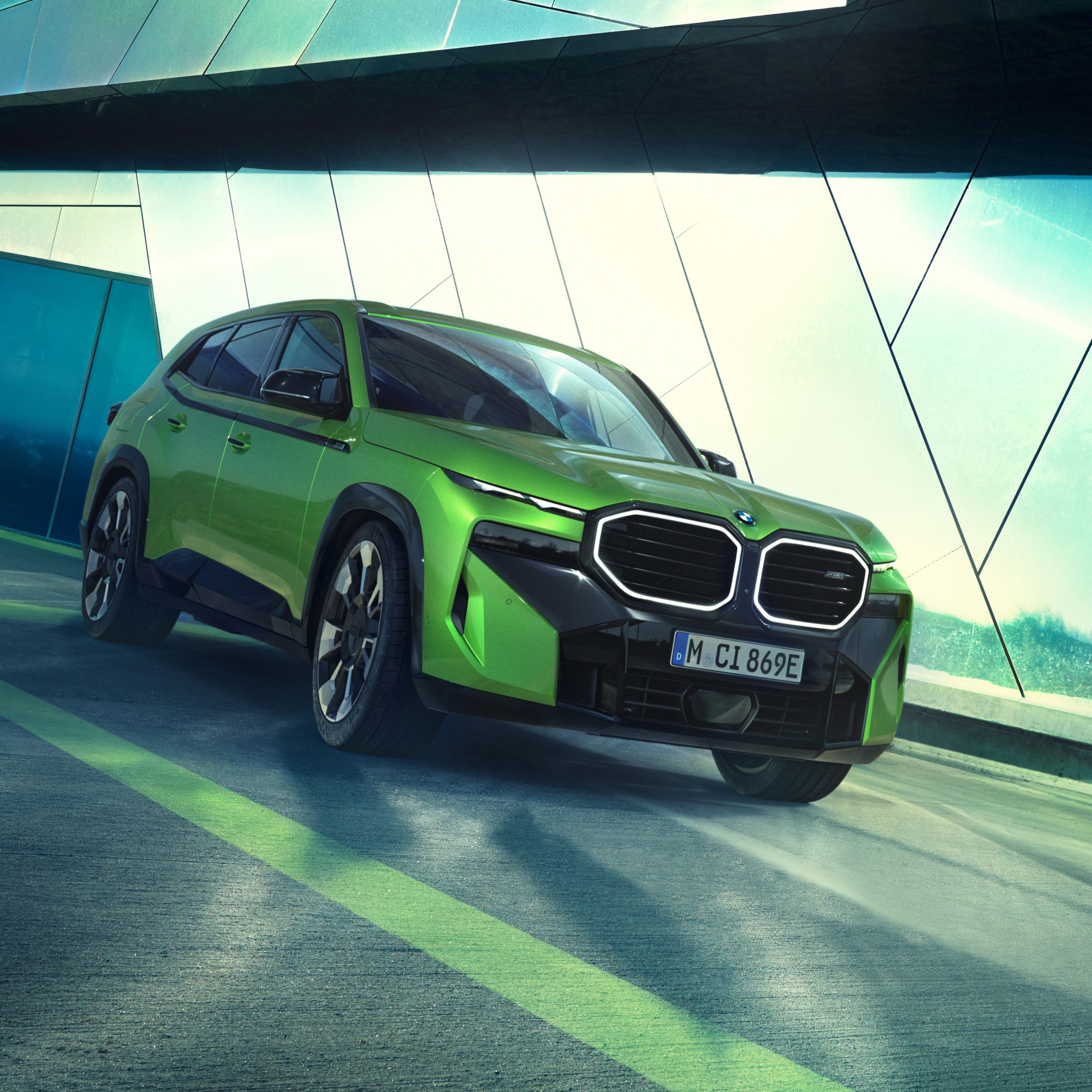 BMW XM 50e in Java Green II metallic