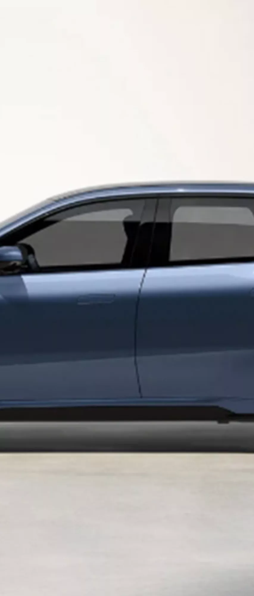 En blå BMW iX3 sett från sidan