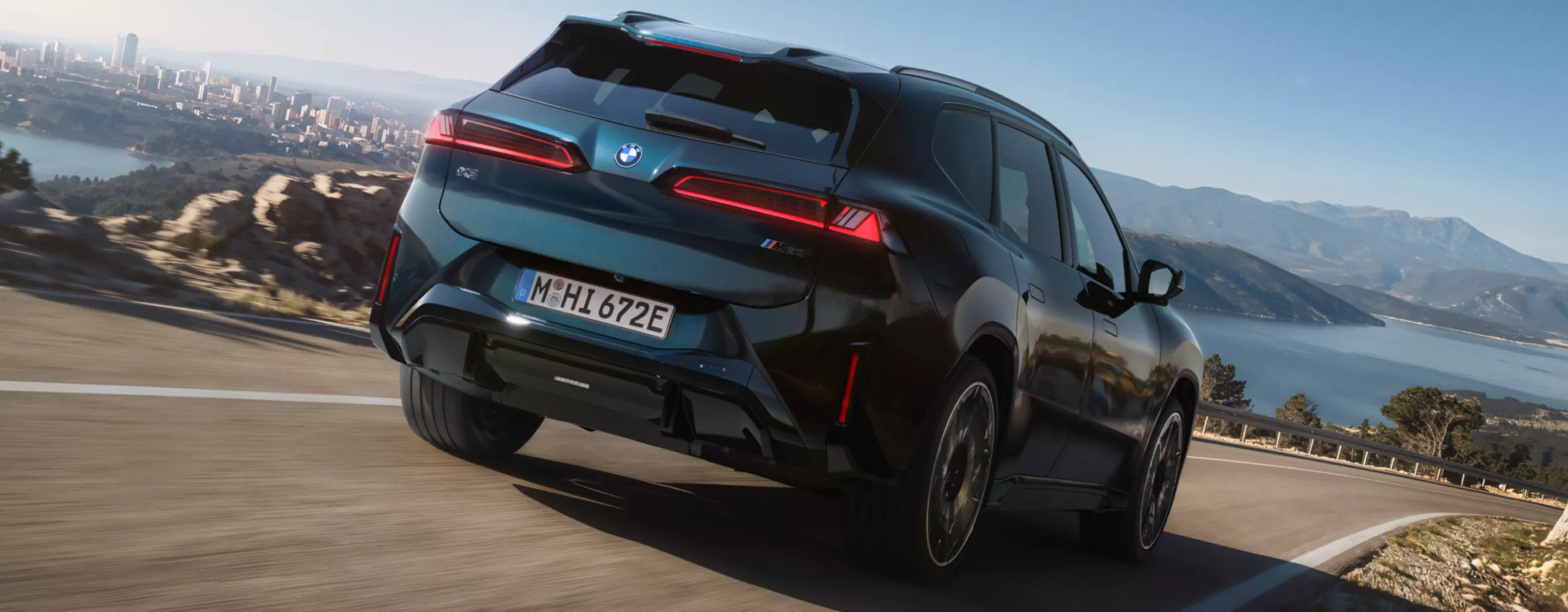 BMW iX3 M60 xDrive in a dynamic driving situation from the front perspective