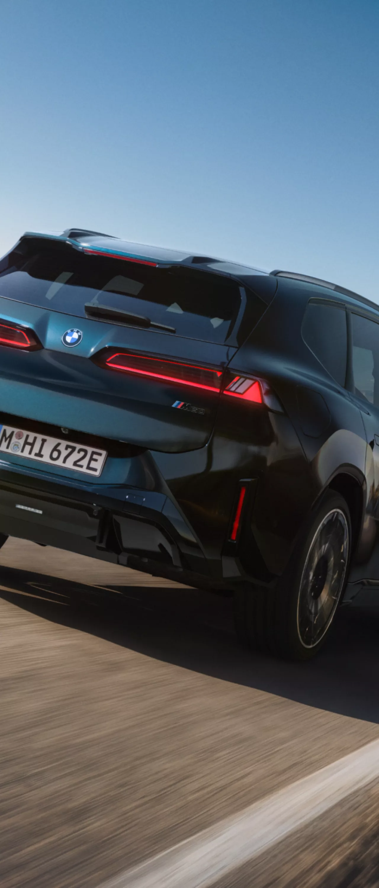 BMW iX3 M60 xDrive dans une situation de conduite dynamique, vue de face