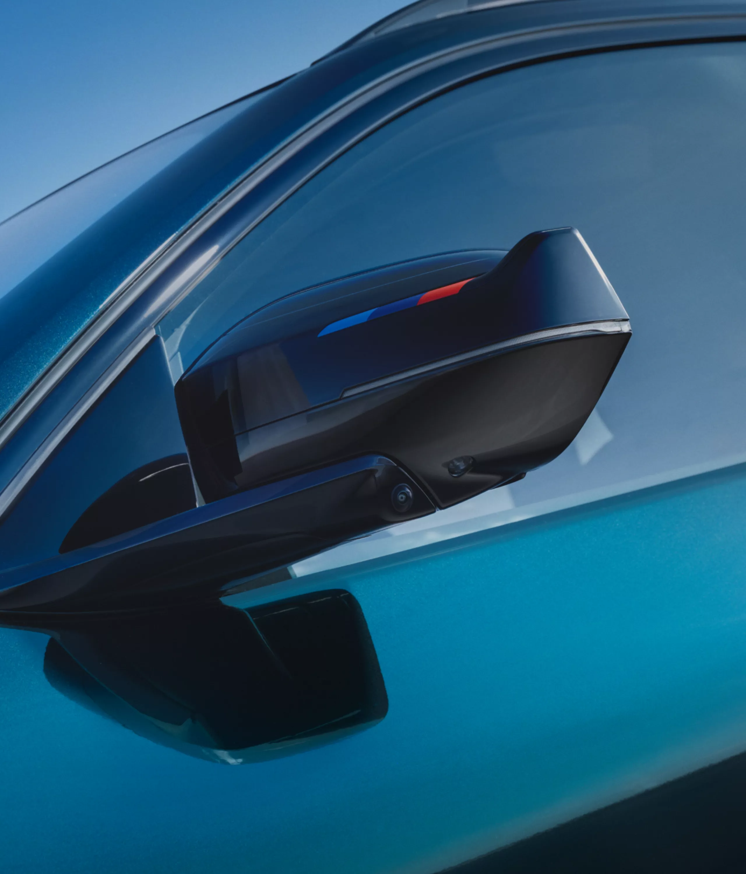 Close-up of the new exterior mirror design with black M mirror caps on the BMW iX3 M60 xDrive