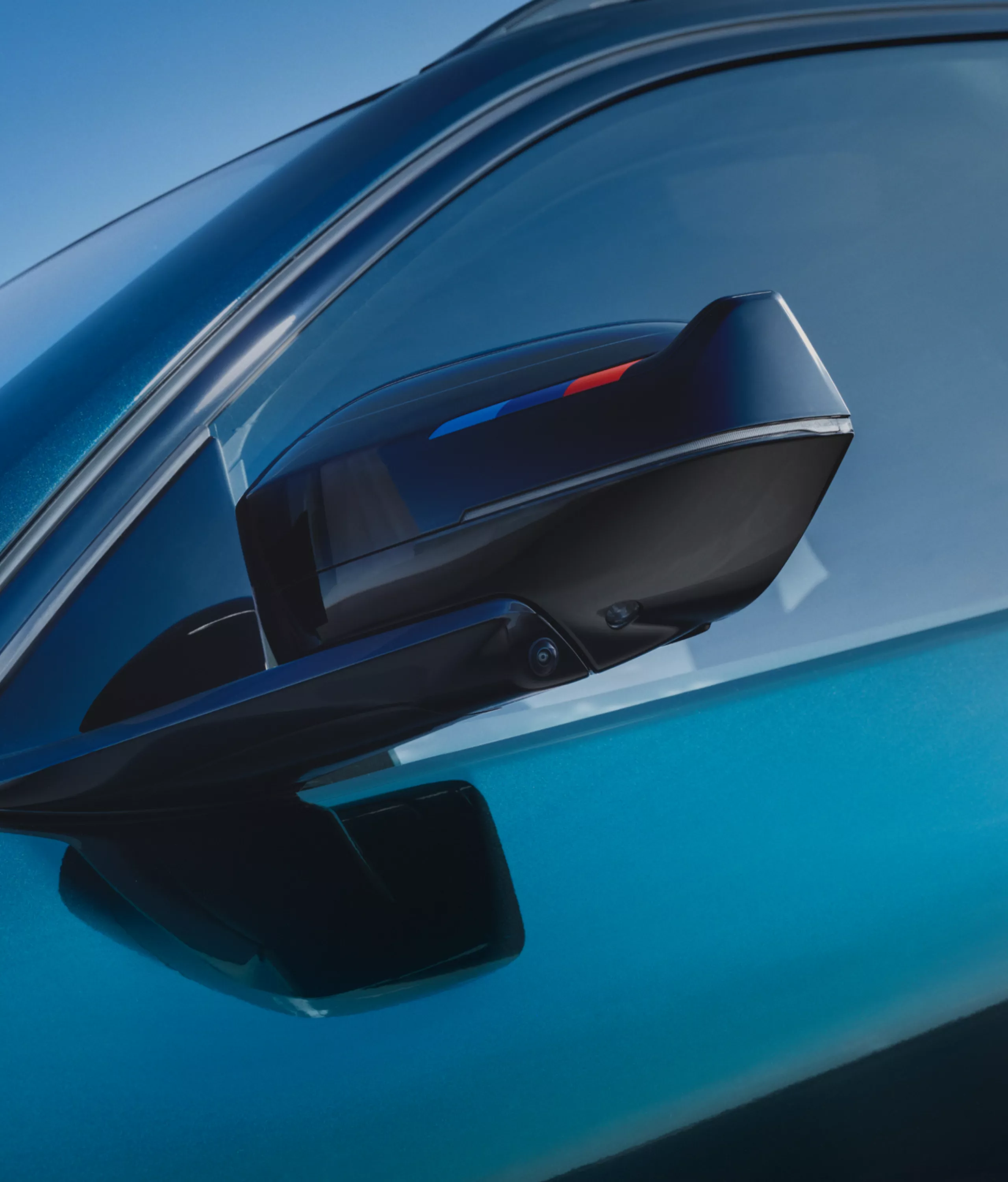 Close-up of the new exterior mirror design with black M mirror caps on the BMW iX3 M60 xDrive