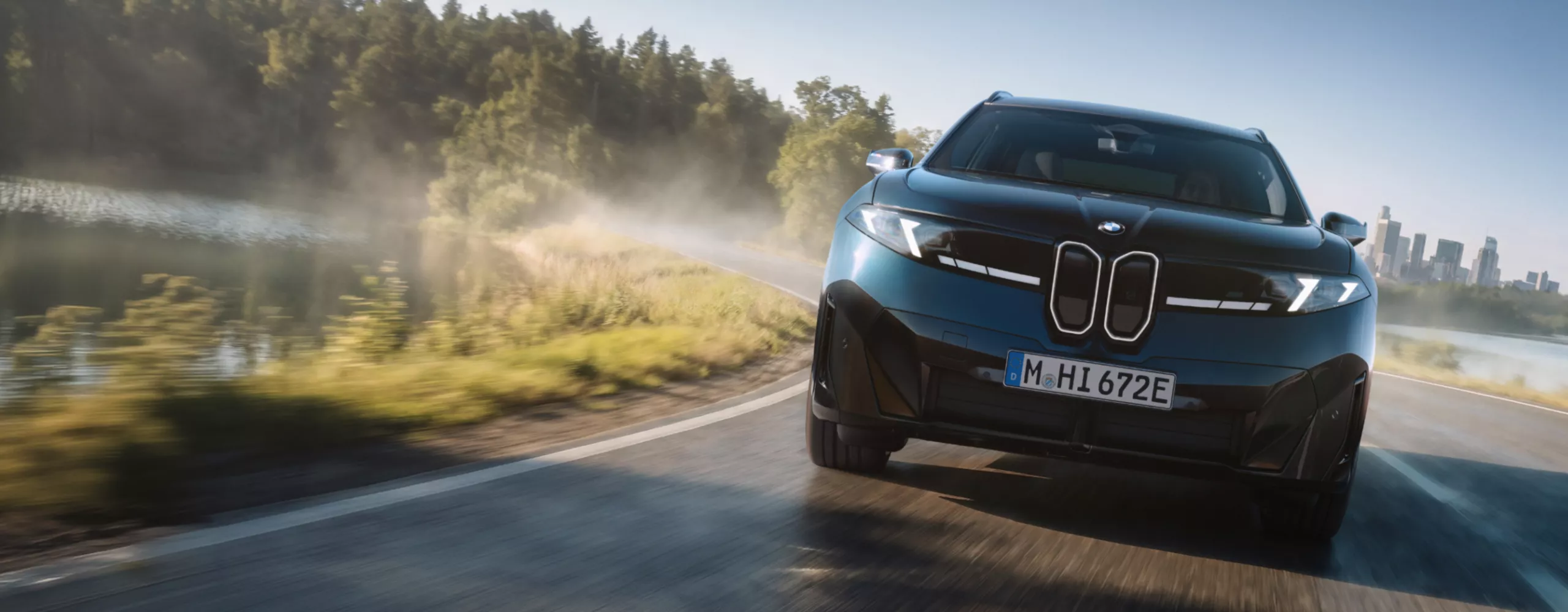 El BMW iX3 M60 xDrive entra en escena y se detiene de perfil.