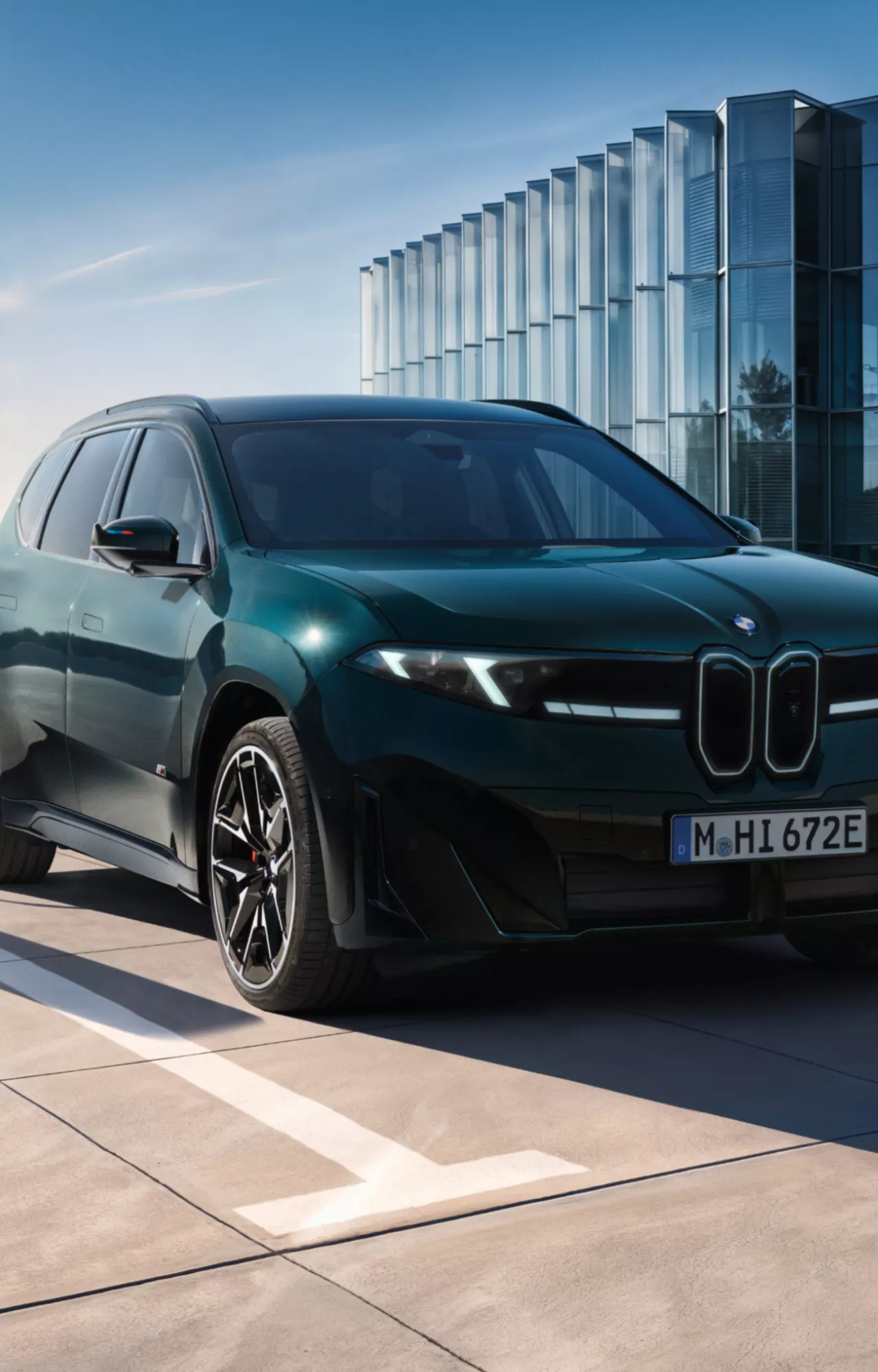 La BMW iX3 M60 xDrive se recharge sur une borne de recharge