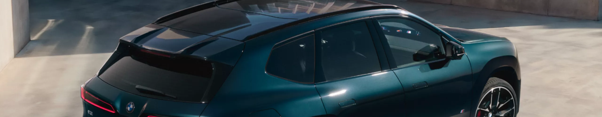 BMW iX3 M60 xDrive mit Panorama Glasdach mit Klimakomfortglas, das sich bis ins Heck erstreckt