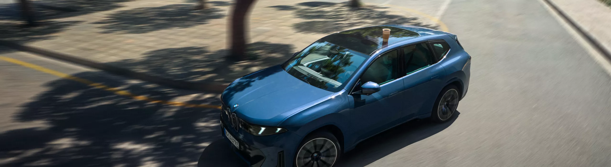 디스플레이에 운전자 어시스턴스가 활성화된 BMW iX3의 콕핏. 운전자의 손이 스티어링 휠을 잡고 있지 않습니다.