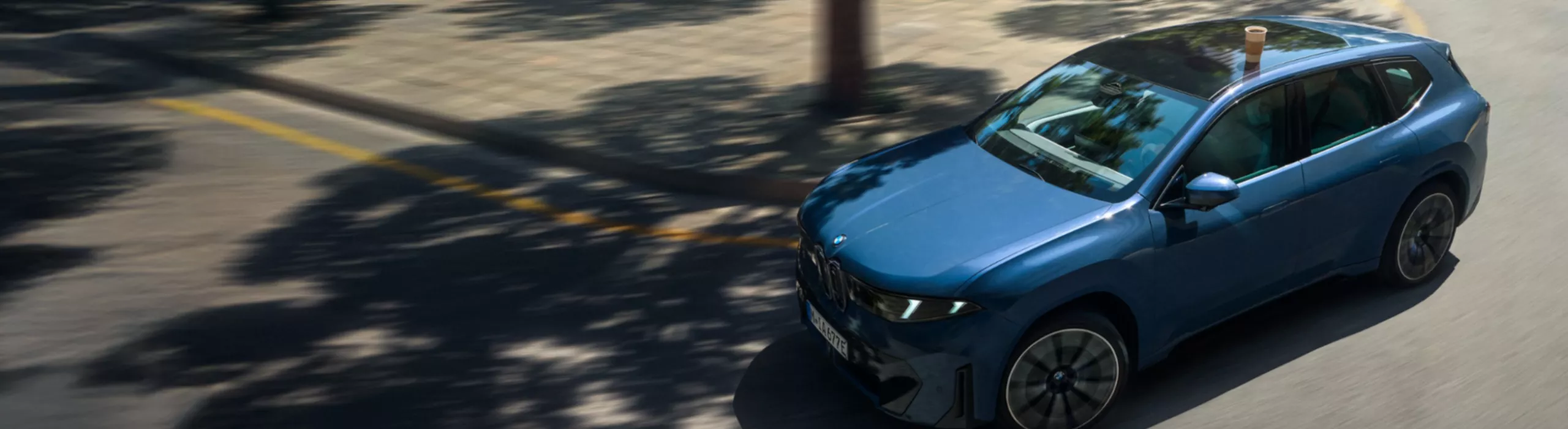 디스플레이에 운전자 어시스턴스가 활성화된 BMW iX3의 콕핏. 운전자의 손이 스티어링 휠을 잡고 있지 않습니다.