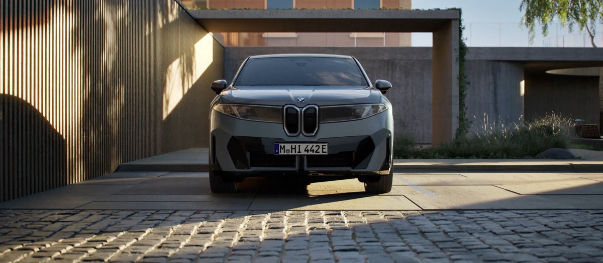 Front of the BMW iX4 showing the BMW kidney grille and twin headlights