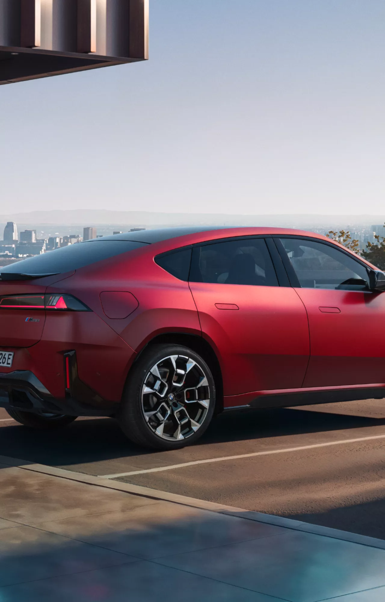 La BMW iX4 M60 xDrive se recharge sur une borne de recharge