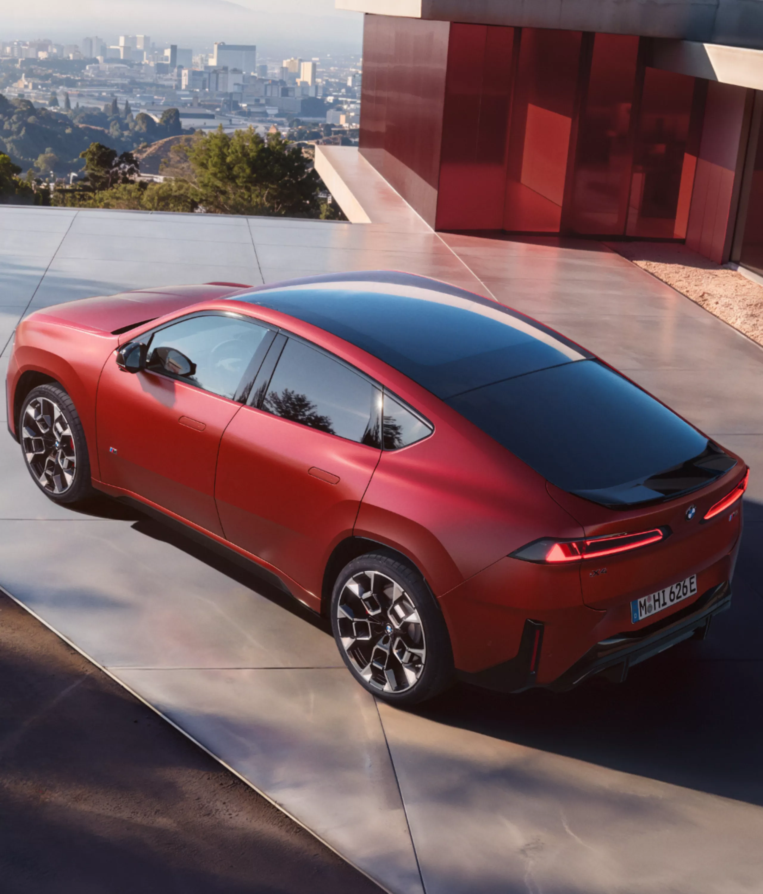 BMW iX4 M60 xDrive med panoramaglastak med klimatkomfortglas som sträcker sig hela vägen mot bakpartiet