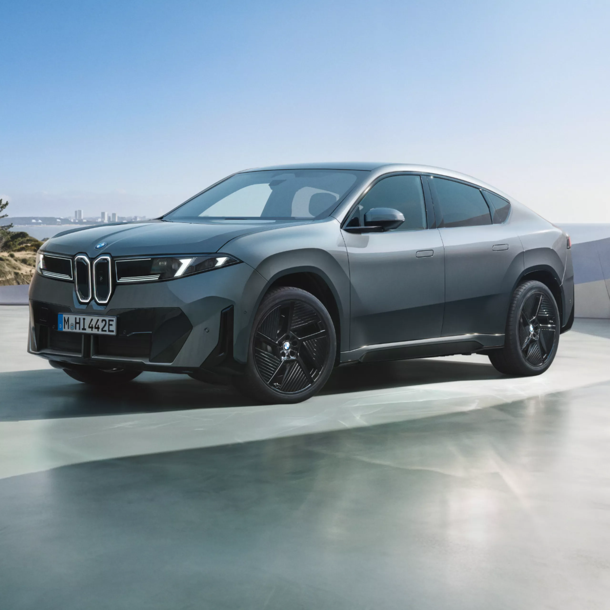 BMW iX4 50 xDriveに装着されている21インチ・ホイールのクローズアップです。