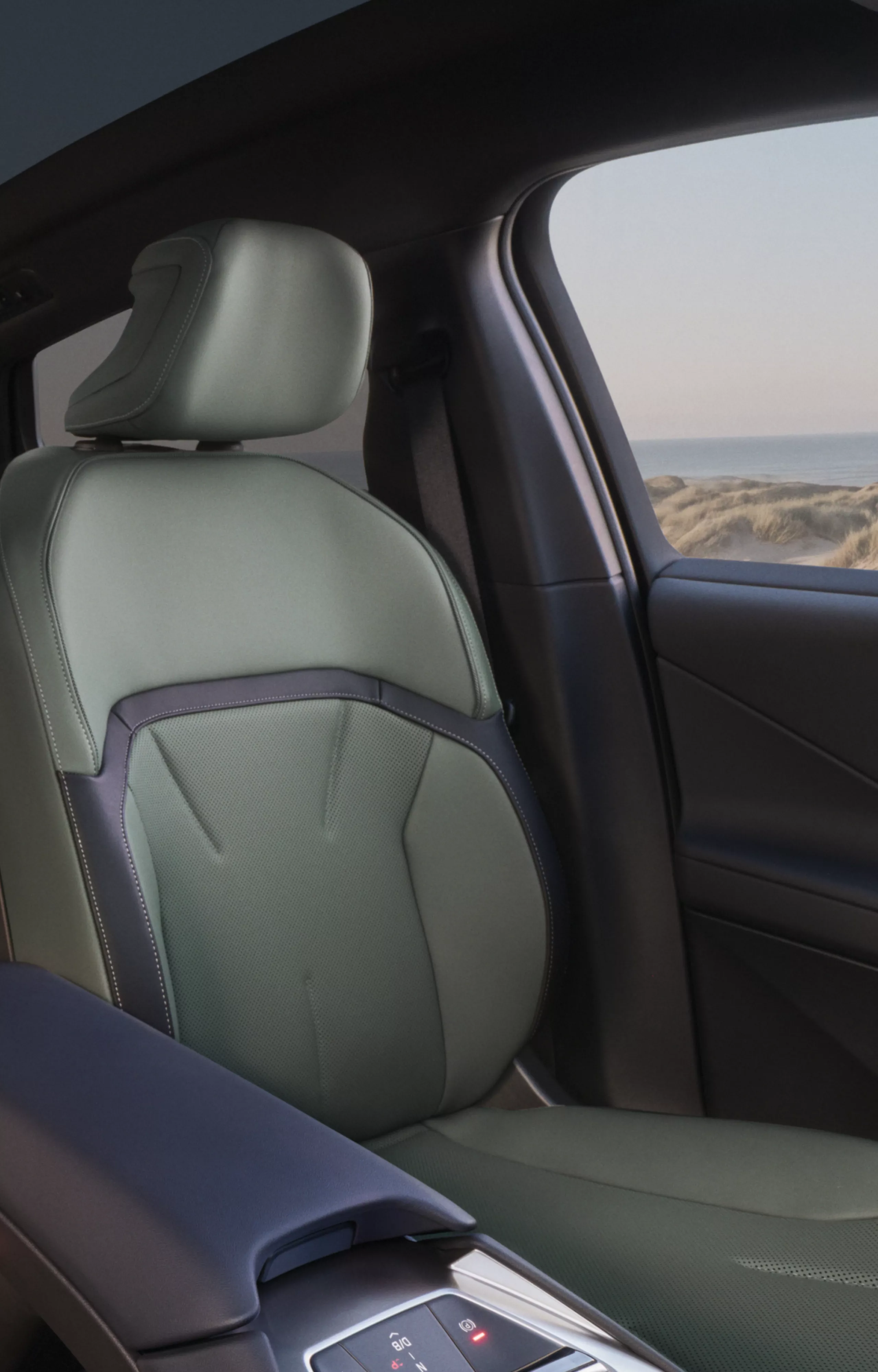 Sièges de l'intérieur de la BMW iX4 50 xDrive, aux finitions haut de gamme.