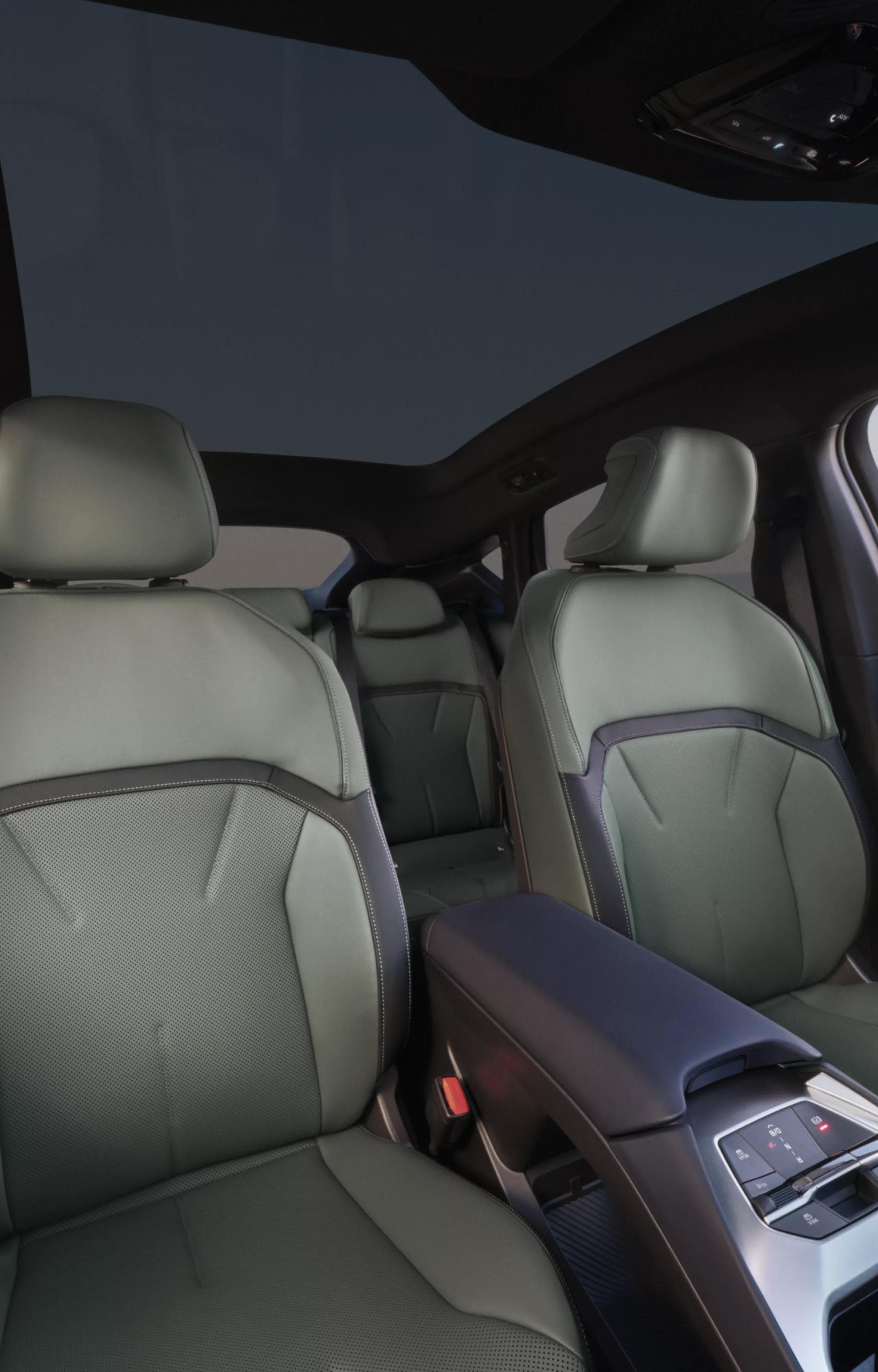 Interiörvy från baksätet genom panoramaglastaket med klimatkomfortglas i BMW iX4 50 xDrive.
