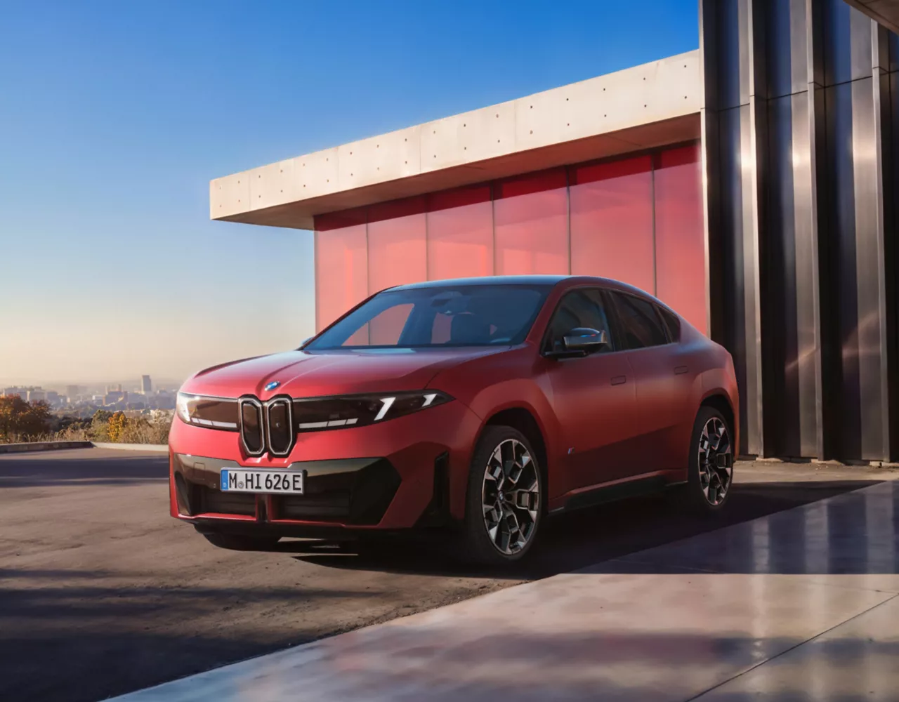 Teaser de la BMW iX4 M60 xDrive, avec des éléments lumineux jaunes marquants annonçant le prochain Model Hub