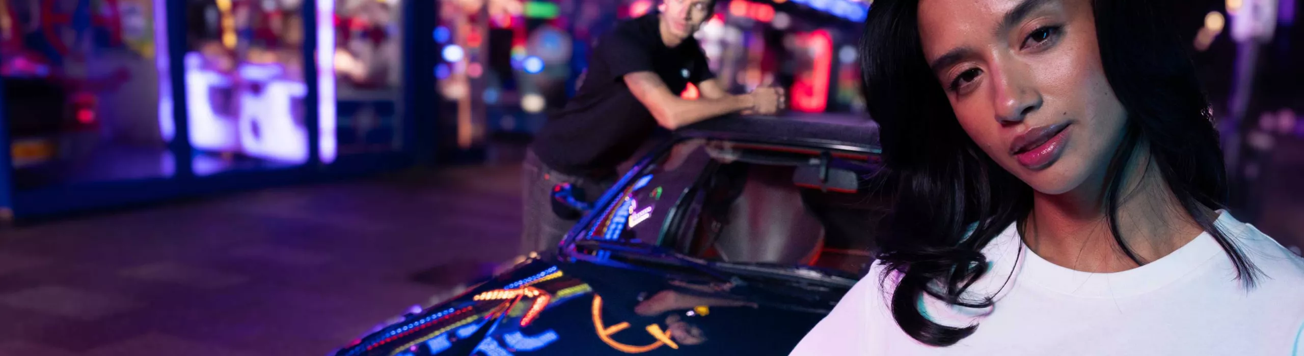 BMWのライフスタイル製品が並ぶゲームセンターにいた4人の若者