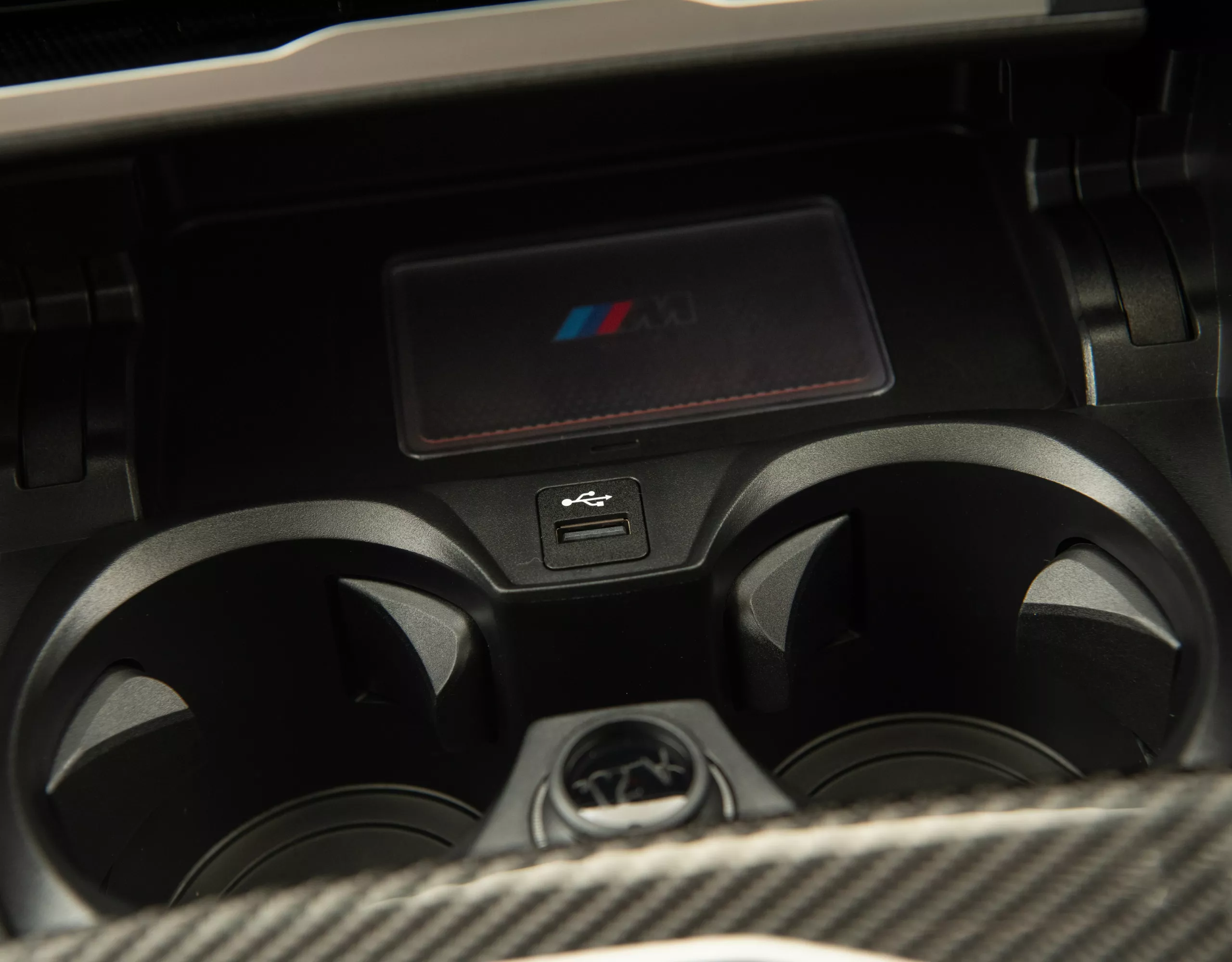 ส่วนควบคุมเคลือบผิวโลหะของ BMW M340i xDrive