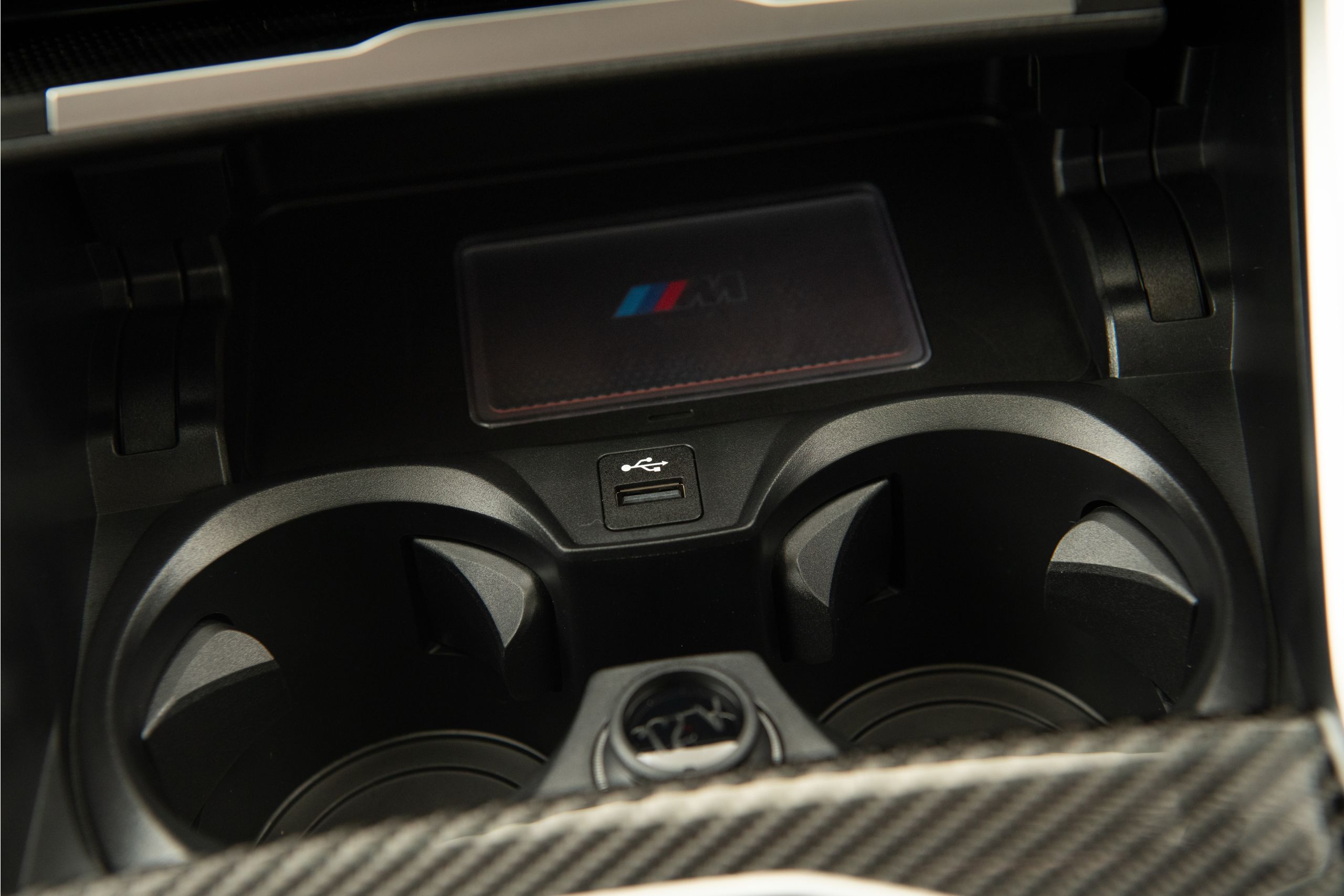 ส่วนควบคุมเคลือบผิวโลหะของ BMW M340i xDrive
