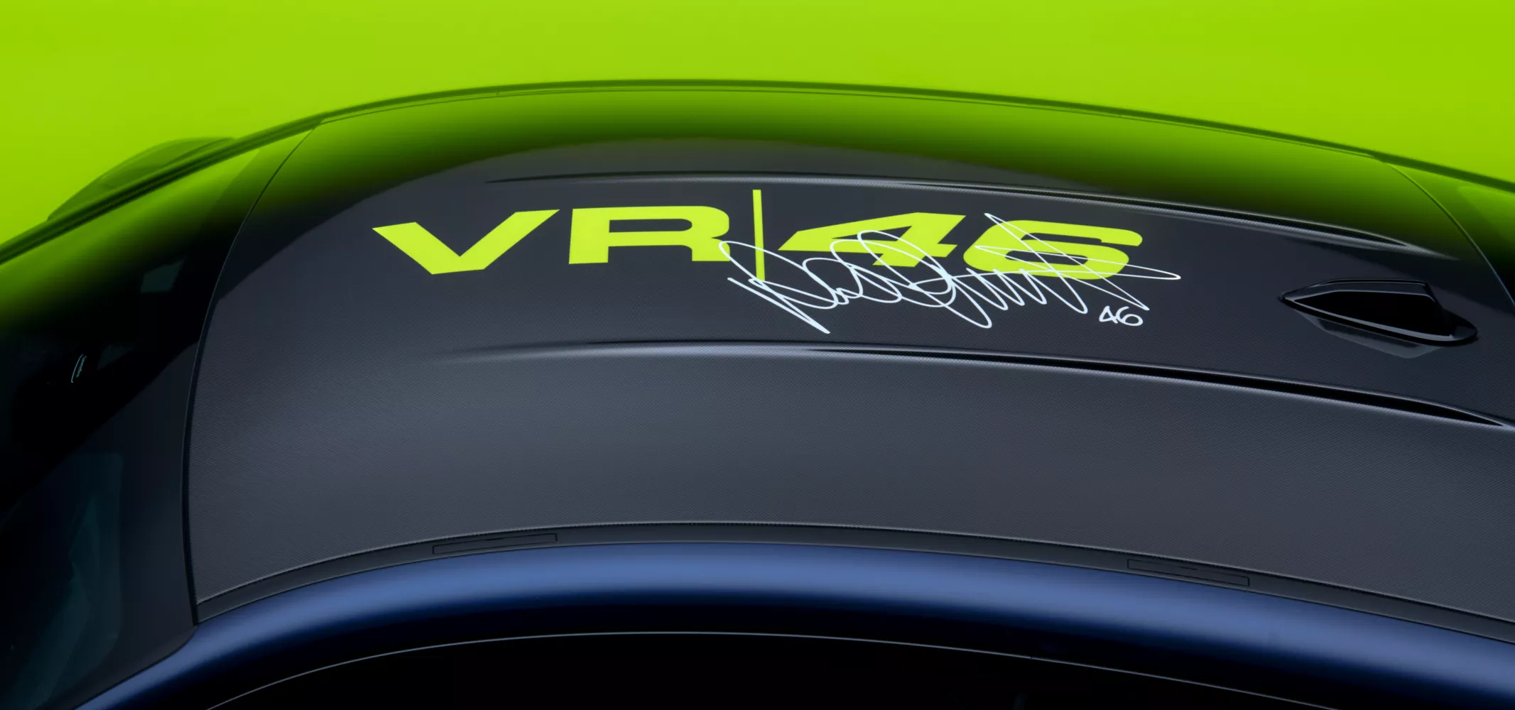 BMW M4 CS Edition VR46 - Tejadilho com logótipo VR46 e assinatura do Valentino Rossi