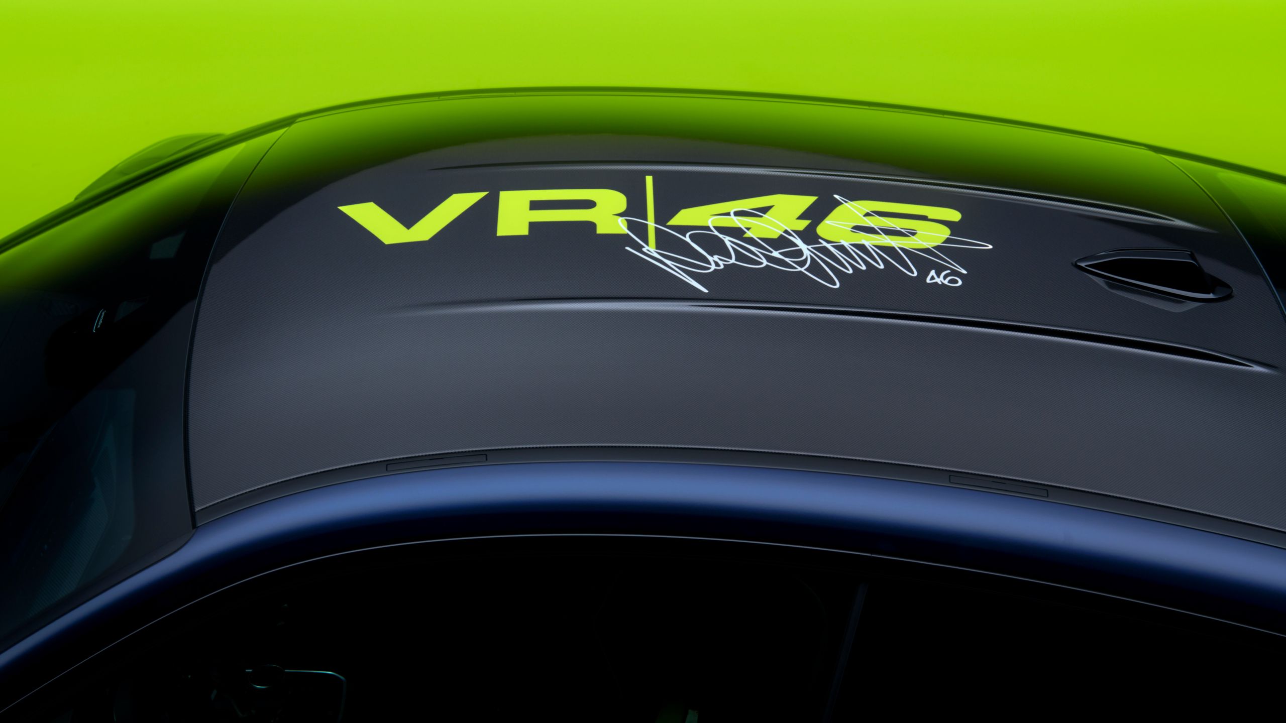 BMW M4 CS Edition VR46 - Tejadilho com logótipo VR46 e assinatura do Valentino Rossi