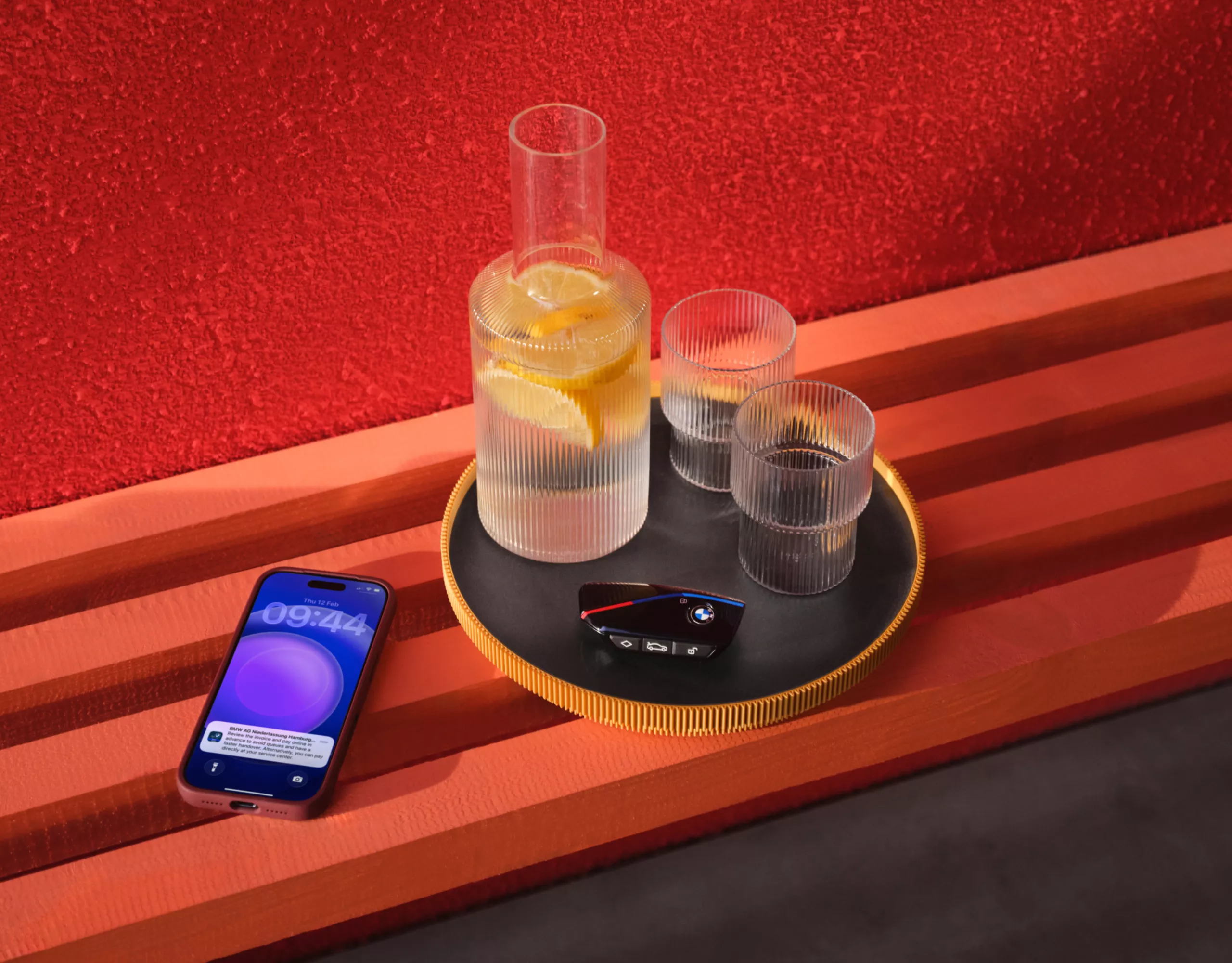 Ένας δίσκος με ποτά και ένα smartphone σε κόκκινο φόντο