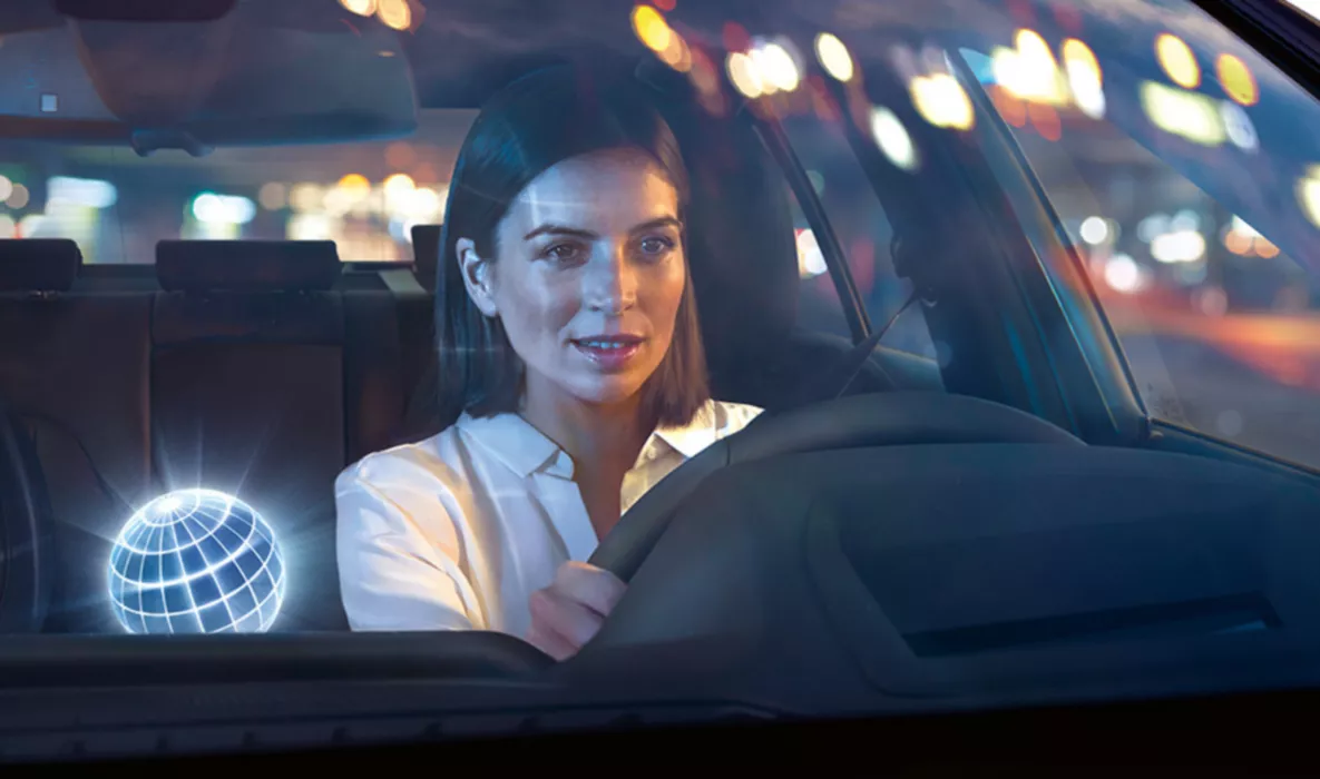 Sprzedaż korporacyjna BMW usługi BMW Connected Drive dla klientów korporacyjnych kobieta