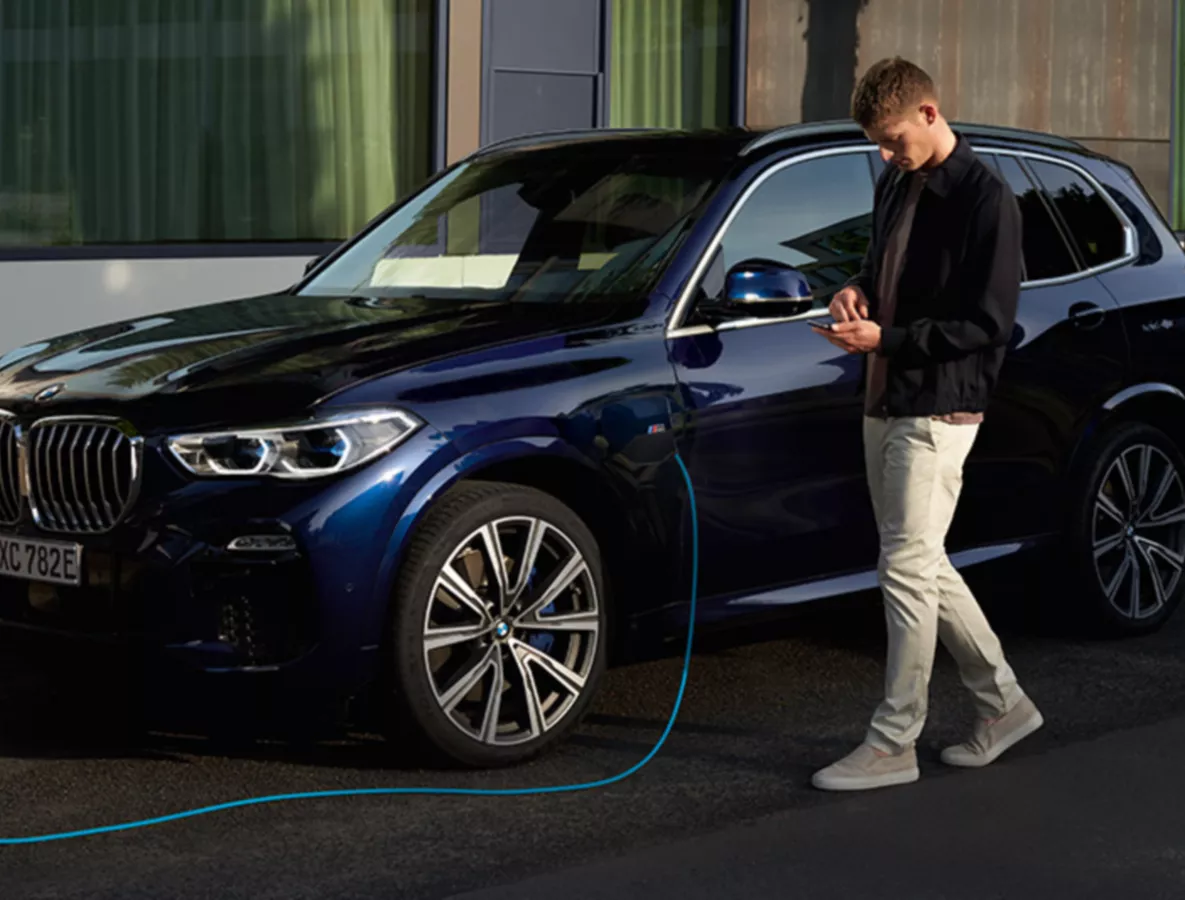 BMW Corporate sales Services BMW Mobility Services for business clients Man at BMW App usage.