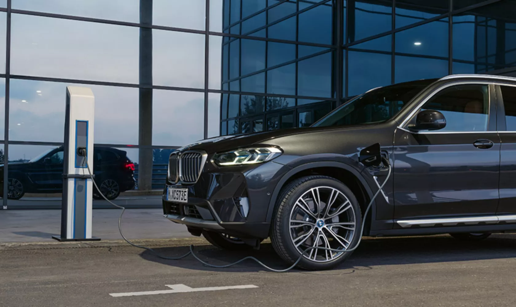 BMW korporátny predaj služby pre firemných klientov BMW na nabíjacej stanici