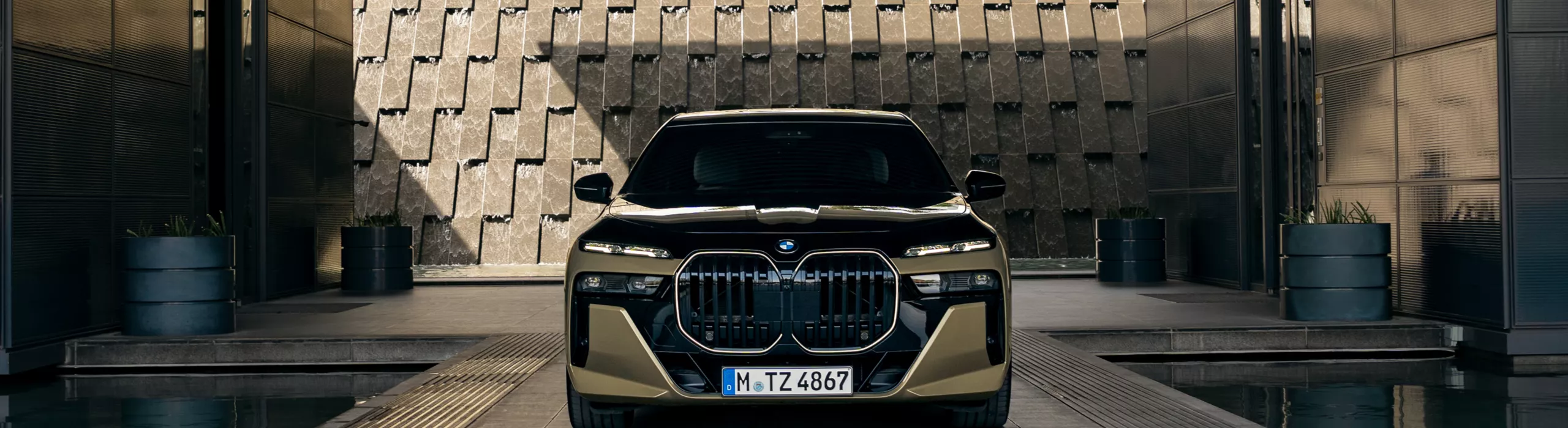 조명을 연출한 BMW 보호 차량 정면도