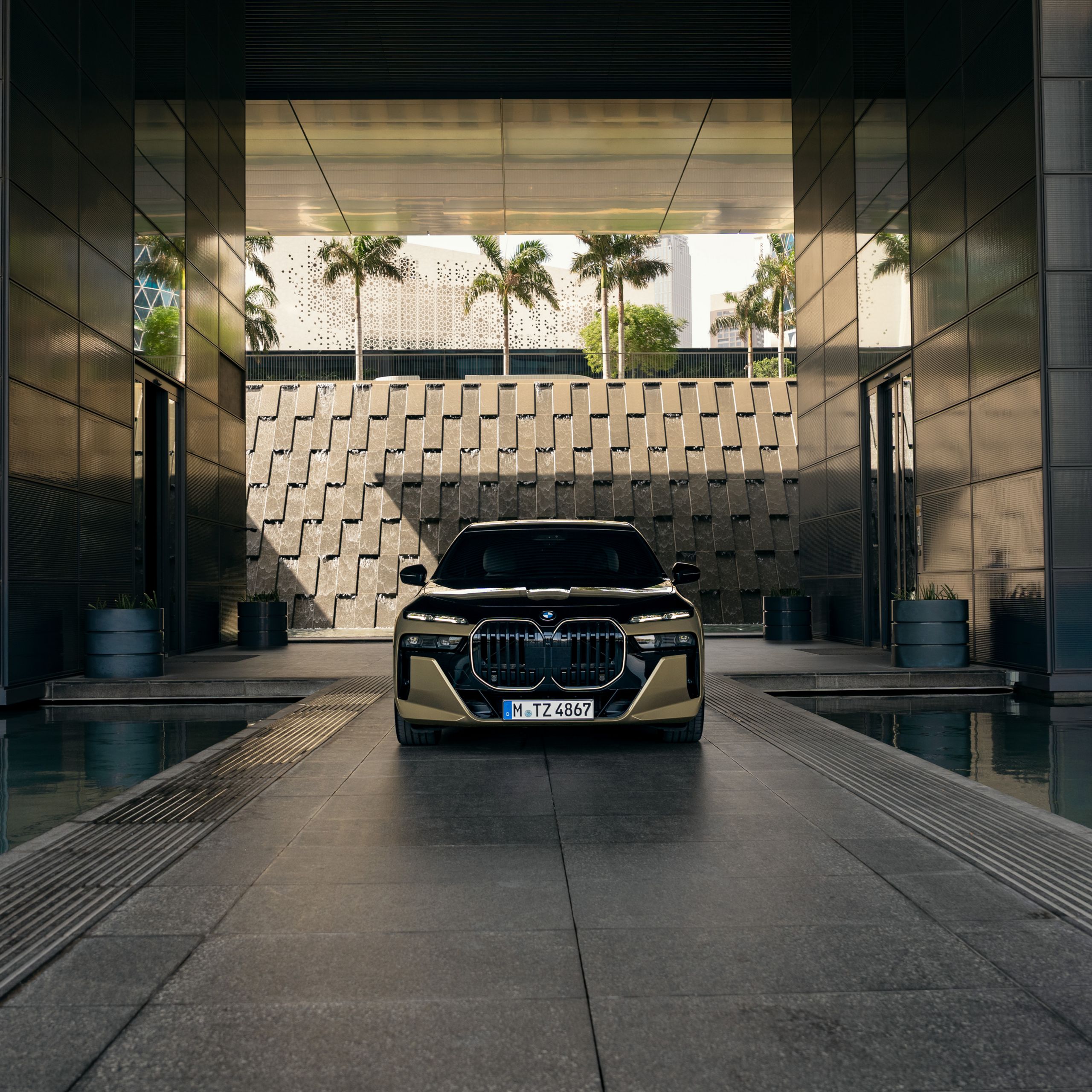 조명을 연출한 BMW 보호 차량 정면도