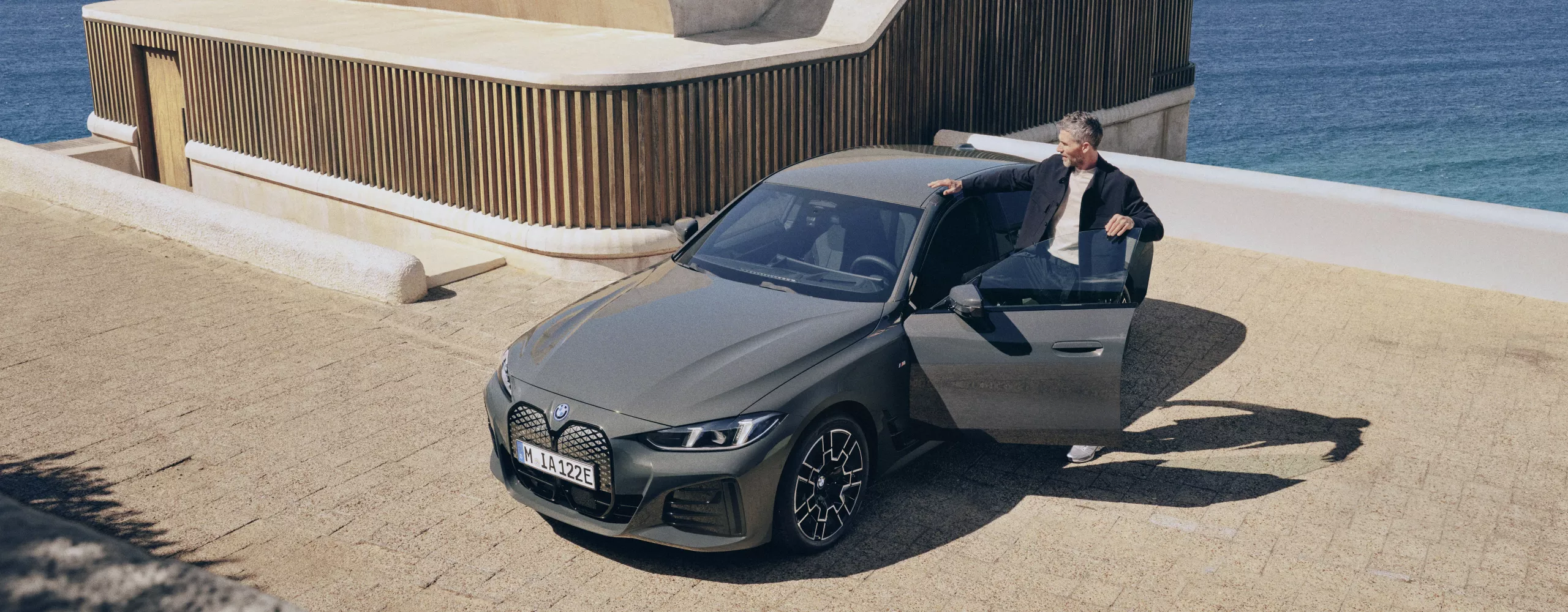 Um BMW i3 Berlina a circular numa estrada sinuosa de montanha