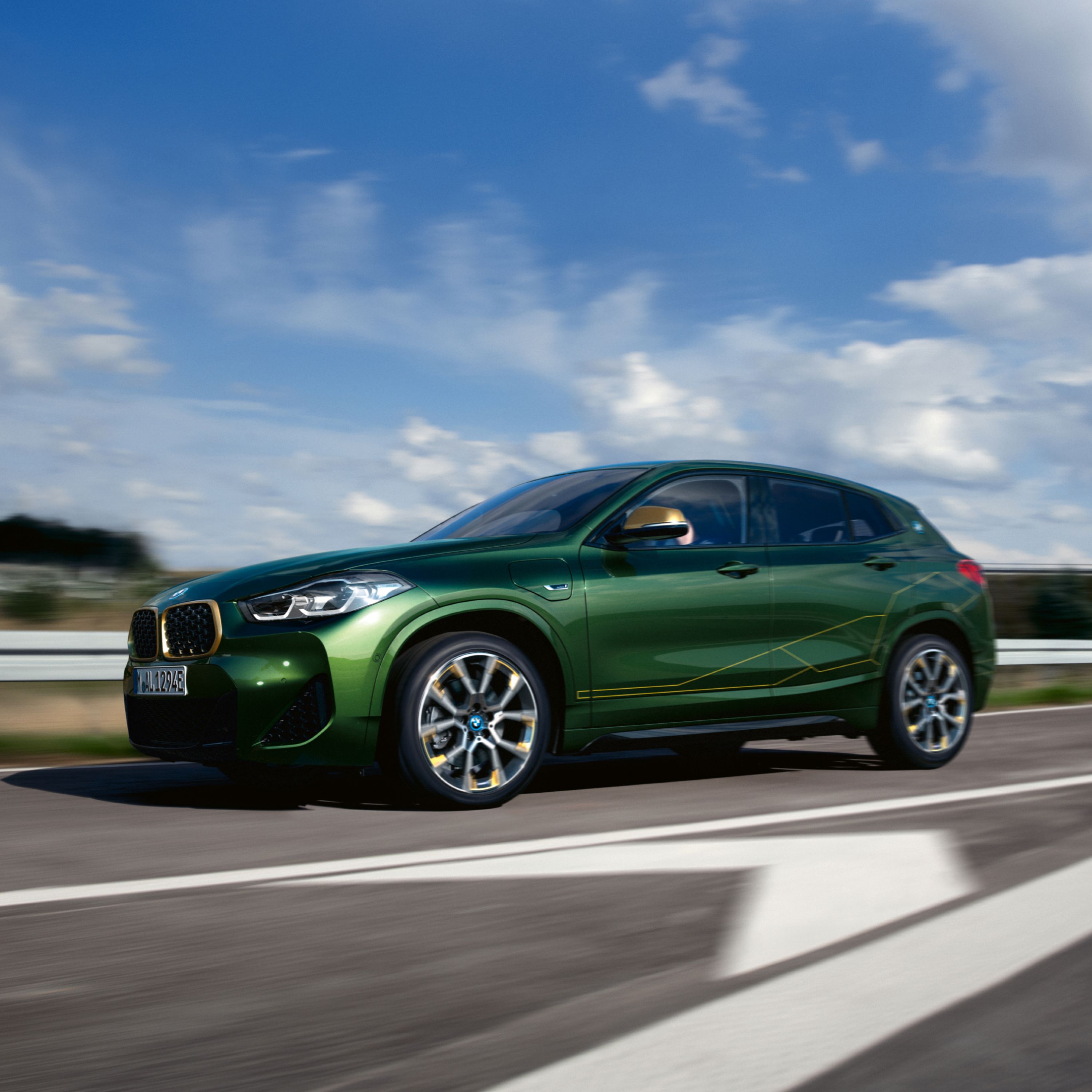 BMW X2 F39 SUV mit hoher Geschwindigkeit auf einer Autobahnausfahrt