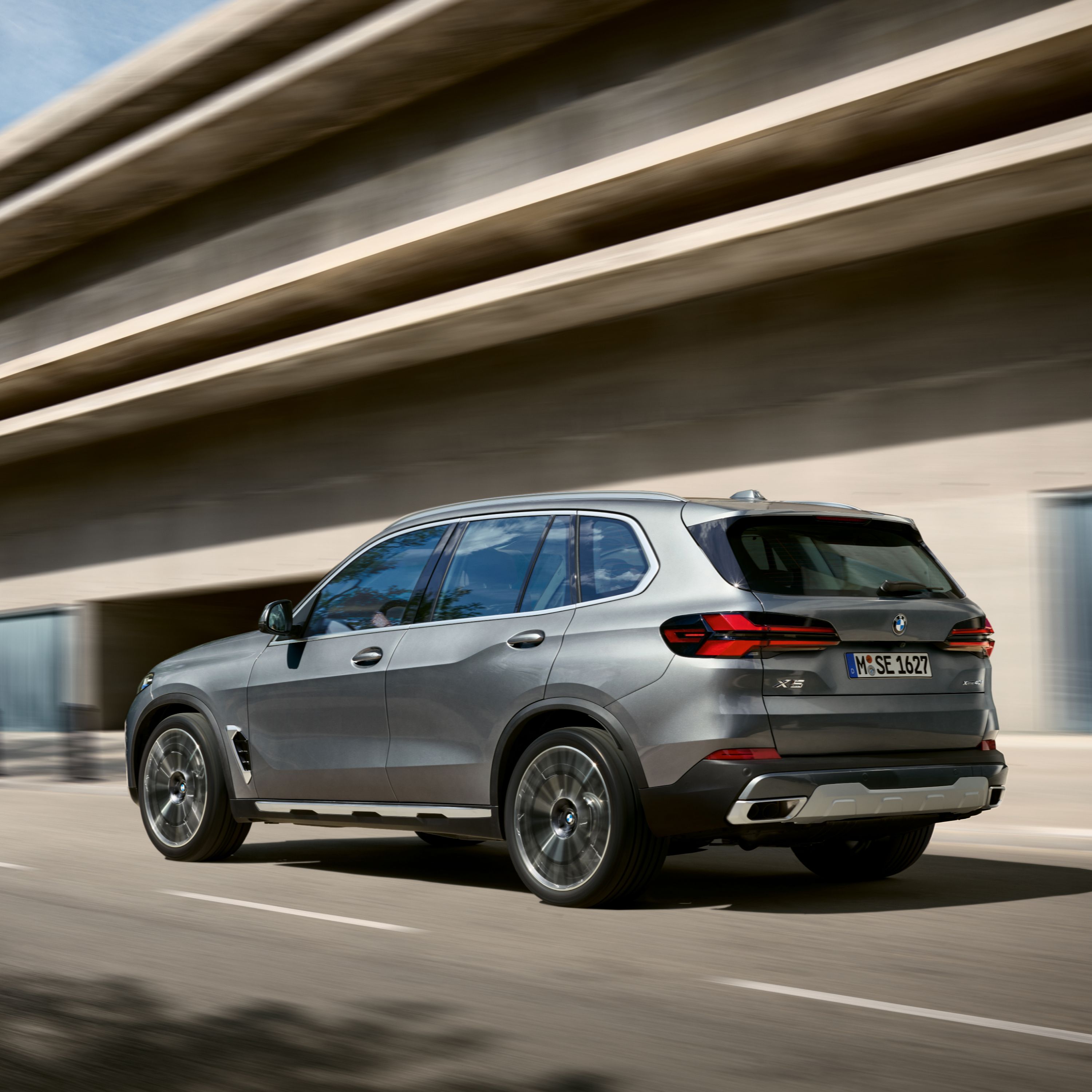 BMW X5 G05 SUV po faceliftu s moderní kancelářskou budovou v pozadí