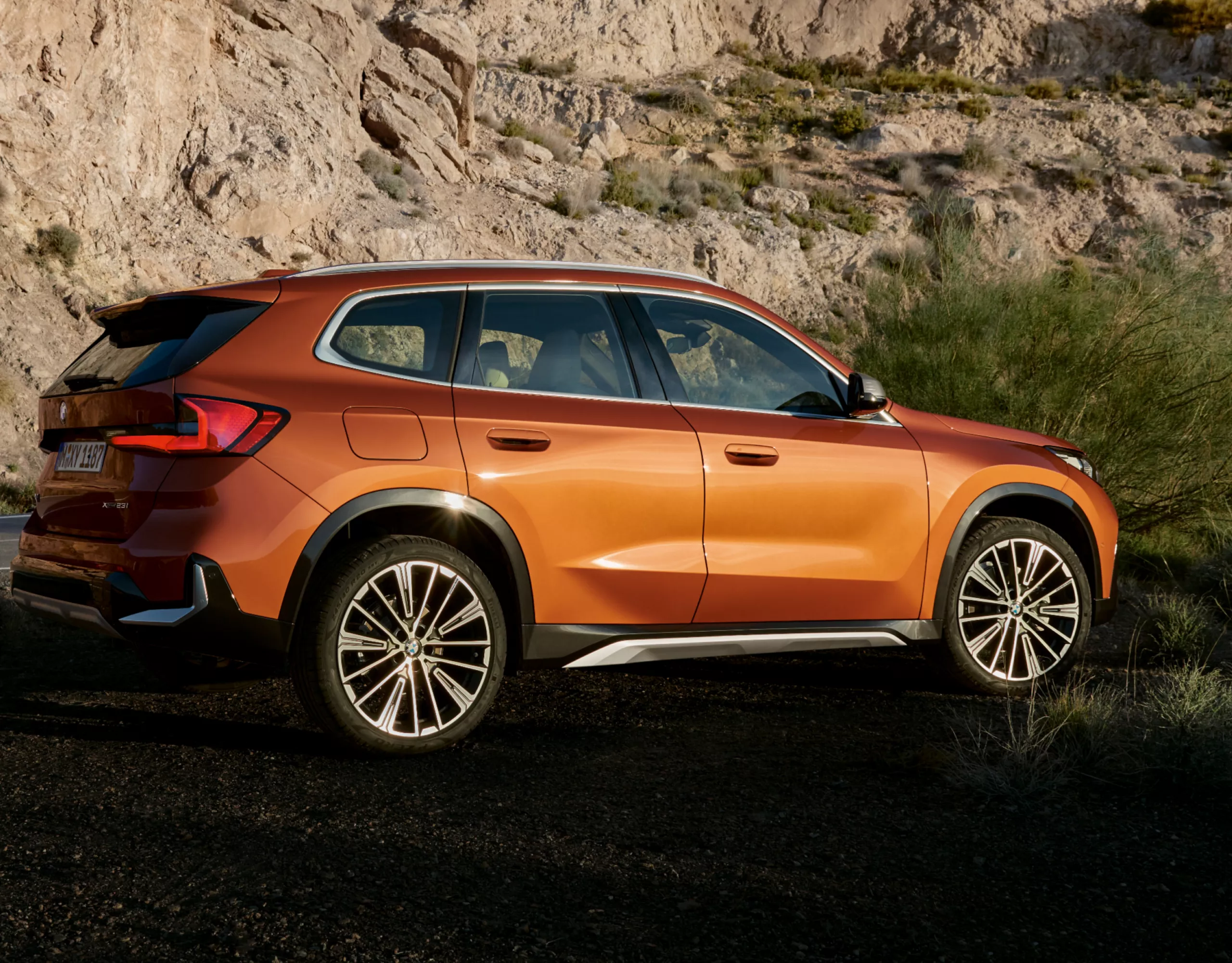 BMW X1（U11） サイド・ビュー