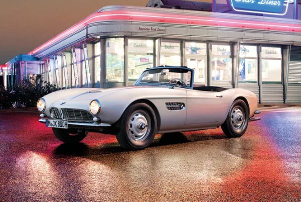 En vit BMW 507 från sidan
