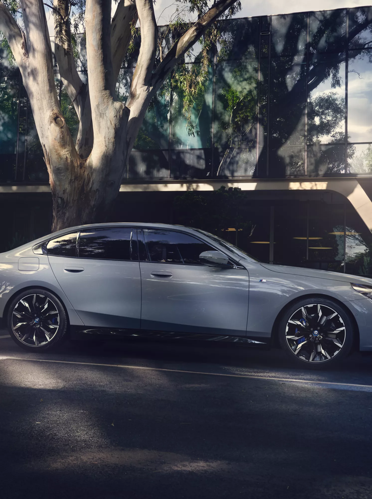 ビルの前に駐車しているBMW i5
