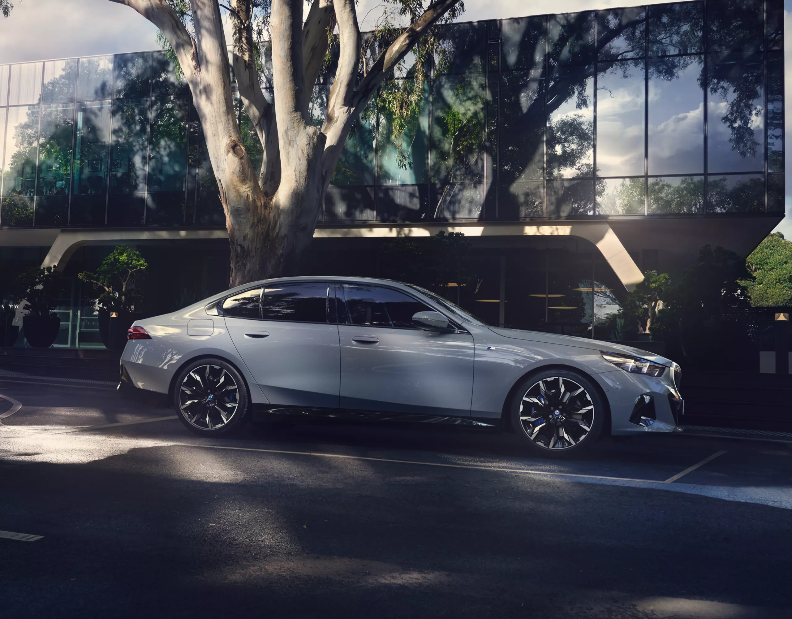 ビルの前に駐車しているBMW i5